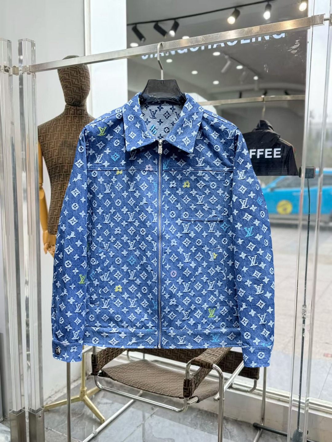 NO:649682,Same style as on LV official website, on sale in advance!  2025ss autumn new men's denim jacket, original single three-standard high-end version!  With hidden hood, custom-made fabrics at the counter, highly breathable and comfortable, impeccable details, brand element design concept, reflecting high quality. It feels delicate and soft!  It presents a casual cut and the upper body shape is awesome!  Size M～3XL, maximum wear is 195kg.,,louis vuitton,jackets & coats,jackets & coats,hats,alexander wang19860909LV 官网同款,提前发售！2025ss开秋新款男士牛仔夹克外套,原单三标齐全高端版本！带隐藏帽,专柜定制面料 透气舒适度高,细节无可挑剔,品牌元素设计理念,体现高品质.手感细腻柔软！呈现休闲裁剪,上身版型超赞！码数M～3XL,最大穿195斤.,,louis vuitton,jackets & coats,jackets & coats,hats,alexander wang,Men's clothing