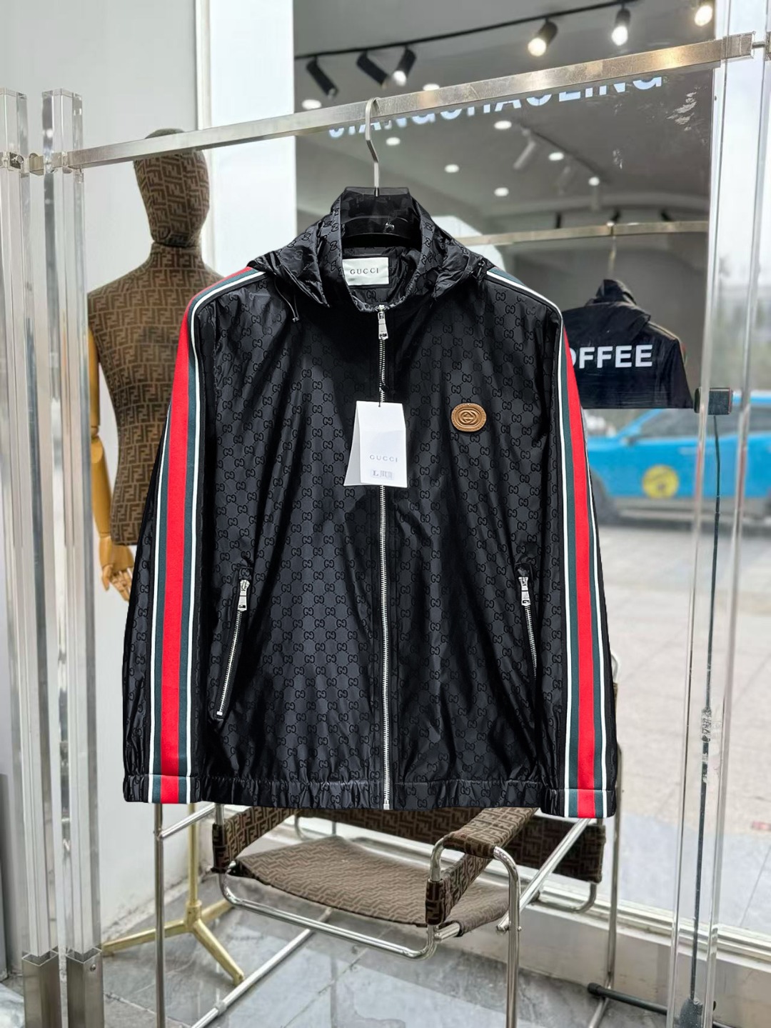 NO:649647,Gucci official website, same style, complete with three labels, on sale in advance. 2025ss new autumn men's jackets, original three labels, high-end version. Custom-made fabrics at the counter. Highly breathable and comfortable, impeccable details, brand element design concept, reflecting high quality. Delicate and soft feel. Casual tailoring, excellent upper body size. Size M~3XL, maximum wear 195 catties,,jackets & coats,jackets & coats,alexander wang19860909古奇 官网同款,三标齐全,提前发售 2025ss秋季新款男士夹克外套,原单三标齐全高端版本 专柜定制面料 透气舒适度高,细节无可挑剔,品牌元素设计理念,体现高品质.手感细腻柔软 呈现休闲裁剪,上身版型超赞 码数M～3XL,最大穿195斤,,jackets & coats,jackets & coats,alexander wang,Men's clothing