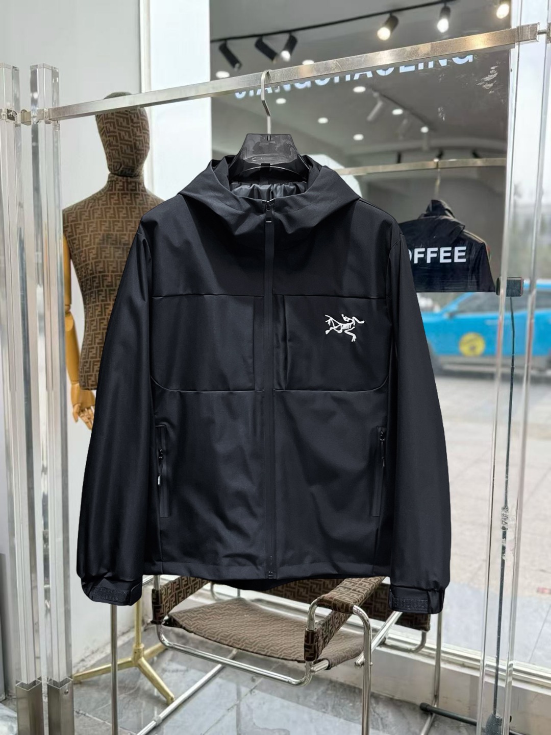 NO:649663,Arc'teryx official website, same style, complete with three labels, on sale in advance. 2025ss new men's jacket in autumn, complete with three labels, high-end version. Custom-made fabrics at the counter. Highly breathable and comfortable, impeccable details, brand element design concept, reflecting high quality. Delicate and soft feel. Casual tailoring, excellent upper body shape. Size M~3XL, maximum wear 195 catties, arc'teryx, jackets & coats, jackets & coats, alexander wang19860909始祖鸟 官网同款,三标齐全,提前发售 2025ss秋季新款男士夹克外套,原单三标齐全高端版本 专柜定制面料 透气舒适度高,细节无可挑剔,品牌元素设计理念,体现高品质.手感细腻柔软 呈现休闲裁剪,上身版型超赞 码数M～3XL,最大穿195斤,arc'teryx,jackets & coats,jackets & coats,alexander wang,Men's clothing