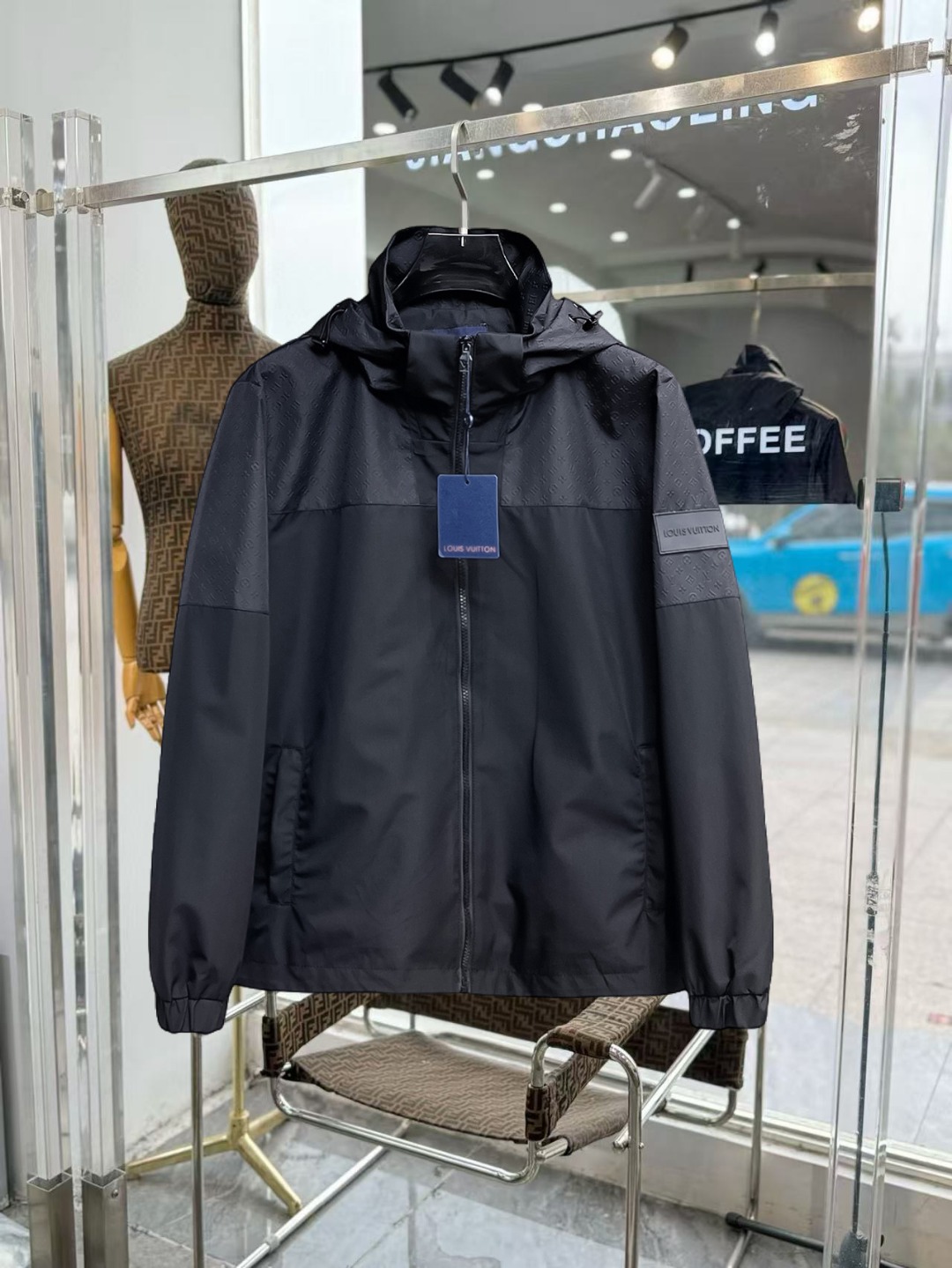 NO:649676,Same style as the LV official website, complete with three labels, sold in advance. 2025ss new autumn men's jacket, high-end version with complete three labels of the original order. Custom-made fabrics at the counter. Highly breathable and comfortable, impeccable details, brand element design concept, reflecting high quality. Delicate and soft feel. Casual tailoring, excellent upper body shape. Size M～3XL, maximum wear 195 catties,, louis vuitton, jackets & coats, jackets & coats, alexander wang19860909LV 官网同款,三标齐全,提前发售 2025ss秋季新款男士夹克外套,原单三标齐全高端版本 专柜定制面料 透气舒适度高,细节无可挑剔,品牌元素设计理念,体现高品质.手感细腻柔软 呈现休闲裁剪,上身版型超赞 码数M～3XL,最大穿195斤,,louis vuitton,jackets & coats,jackets & coats,alexander wang,Men's clothing