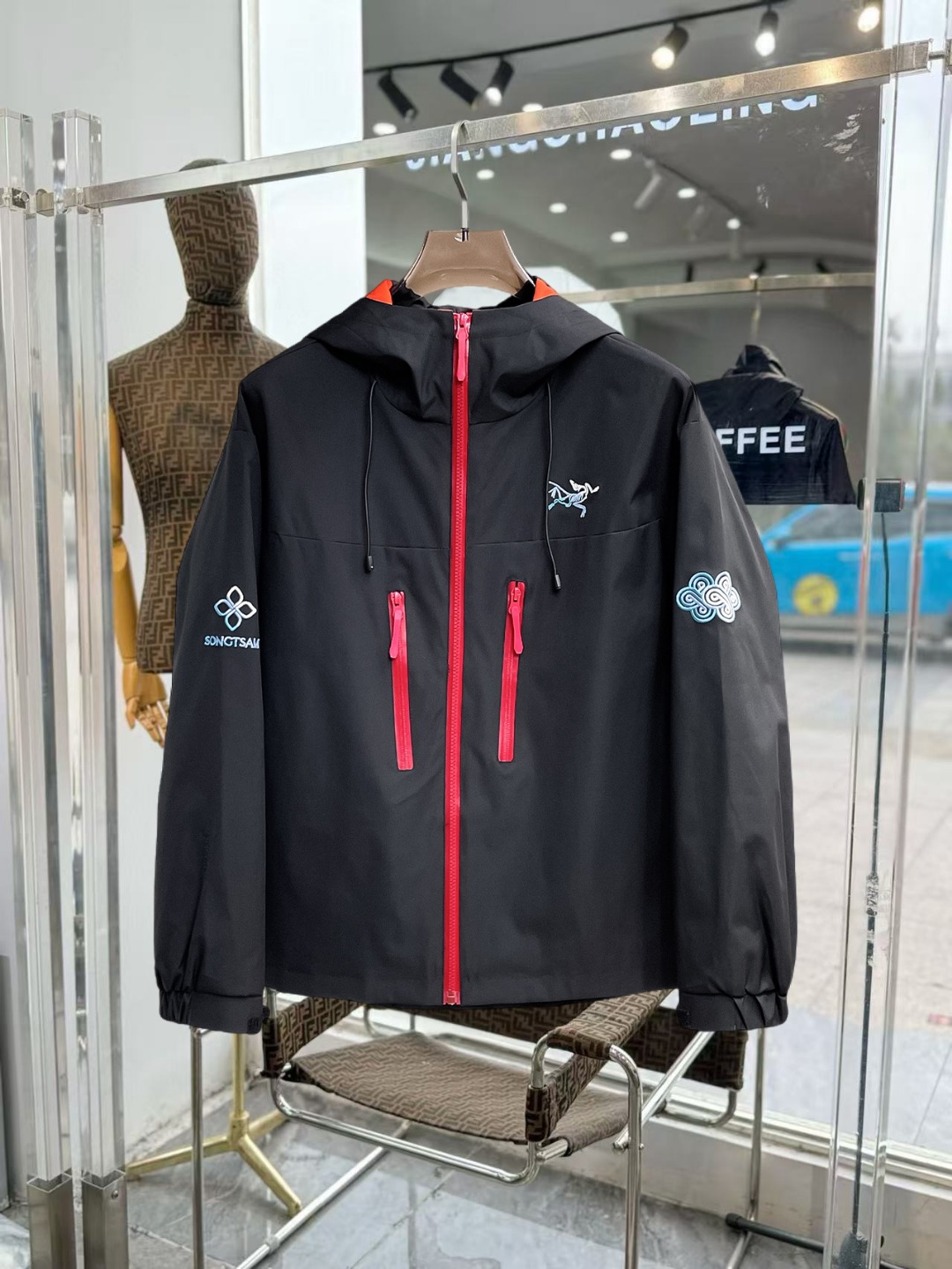 NO:649724,Arc'teryx official website, same style, complete with three labels, on sale in advance. 2025ss new men's jacket in autumn, complete with three labels, high-end version. Custom-made fabrics at the counter. Highly breathable and comfortable, impeccable details, brand element design concept, reflecting high quality. Delicate and soft feel. Casual tailoring, excellent upper body shape. Size M~3XL, maximum wear 195 catties, arc'teryx, jackets & coats, jackets & coats, alexander wang19860909始祖鸟 官网同款,三标齐全,提前发售 2025ss秋季新款男士夹克外套,原单三标齐全高端版本 专柜定制面料 透气舒适度高,细节无可挑剔,品牌元素设计理念,体现高品质.手感细腻柔软 呈现休闲裁剪,上身版型超赞 码数M～3XL,最大穿195斤,arc'teryx,jackets & coats,jackets & coats,alexander wang,Men's clothing