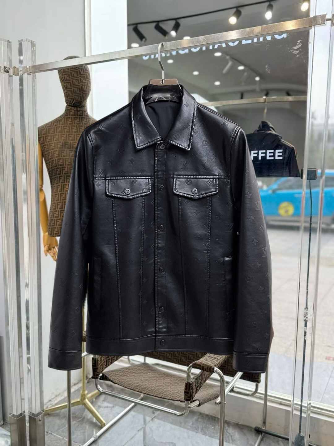 NO:649730,The same style as the Lv official website, complete with three labels, on sale in advance. 2025ss new autumn men's leather jacket, reversible original single with three labels, high-end version. Custom-made fabrics at the counter. High breathability and comfort, impeccable details, brand element design concept, reflecting high quality. Delicate and soft feel. Casual tailoring, excellent upper body shape. Size M~3XL, maximum wear 195 catties,, Louis Vuitton, jackets & coats, jackets &  coats,leather jacket,alexander wang19860909Lv 官网同款,三标齐全,提前发售 2025ss开秋新款男士皮衣夹克外套,双面穿原单三标齐全高端版本 专柜定制面料 透气舒适度高,细节无可挑剔,品牌元素设计理念,体现高品质.手感细腻柔软 呈现休闲裁剪,上身版型超赞 码数M～3XL,最大穿195斤,,louis vuitton,jackets & coats,jackets & coats,leather jacket,alexander wang,Men's clothing