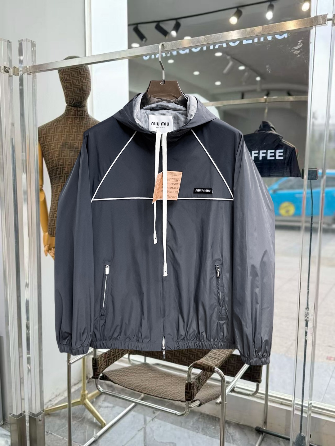 NO:649701,The same style as the official website of miumiu, complete with three labels, sold in advance. 2025ss new autumn men's jackets, high-end version with complete three labels of the original order. Custom-made fabrics at the counter. Highly breathable and comfortable, impeccable details, brand element design concept, reflecting high quality. Delicate and soft feel. Casual tailoring, excellent upper body shape. Size M～3XL, maximum wearing capacity is 195 catties.,,miumiu,jackets & coats,jackets & coats,alexander wang19860909miumiu 官网同款,三标齐全,提前发售 2025ss秋季新款男士夹克外套,原单三标齐全高端版本 专柜定制面料 透气舒适度高,细节无可挑剔,品牌元素设计理念,体现高品质.手感细腻柔软 呈现休闲裁剪,上身版型超赞 码数M～3XL,最大穿195斤,,miumiu,jackets & coats,jackets & coats,alexander wang,Men's clothing