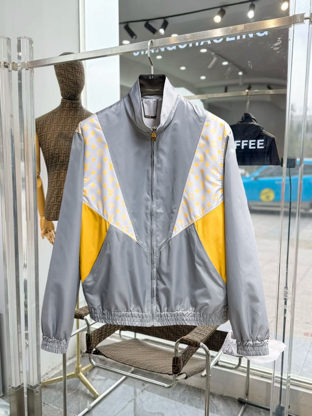 NO:649707,Same style as the LV official website, complete with three labels, sold in advance. 2025ss new autumn men's jacket, high-end version with complete three labels of the original order. Custom-made fabrics at the counter. Highly breathable and comfortable, impeccable details, brand element design concept, reflecting high quality. Delicate and soft feel. Casual tailoring, excellent upper body shape. Size M～3XL, maximum wear 195 catties,, louis vuitton, jackets & coats, jackets & coats, alexander wang19860909LV 官网同款,三标齐全,提前发售 2025ss秋季新款男士夹克外套,原单三标齐全高端版本 专柜定制面料 透气舒适度高,细节无可挑剔,品牌元素设计理念,体现高品质.手感细腻柔软 呈现休闲裁剪,上身版型超赞 码数M～3XL,最大穿195斤,,louis vuitton,jackets & coats,jackets & coats,alexander wang,Men's clothing