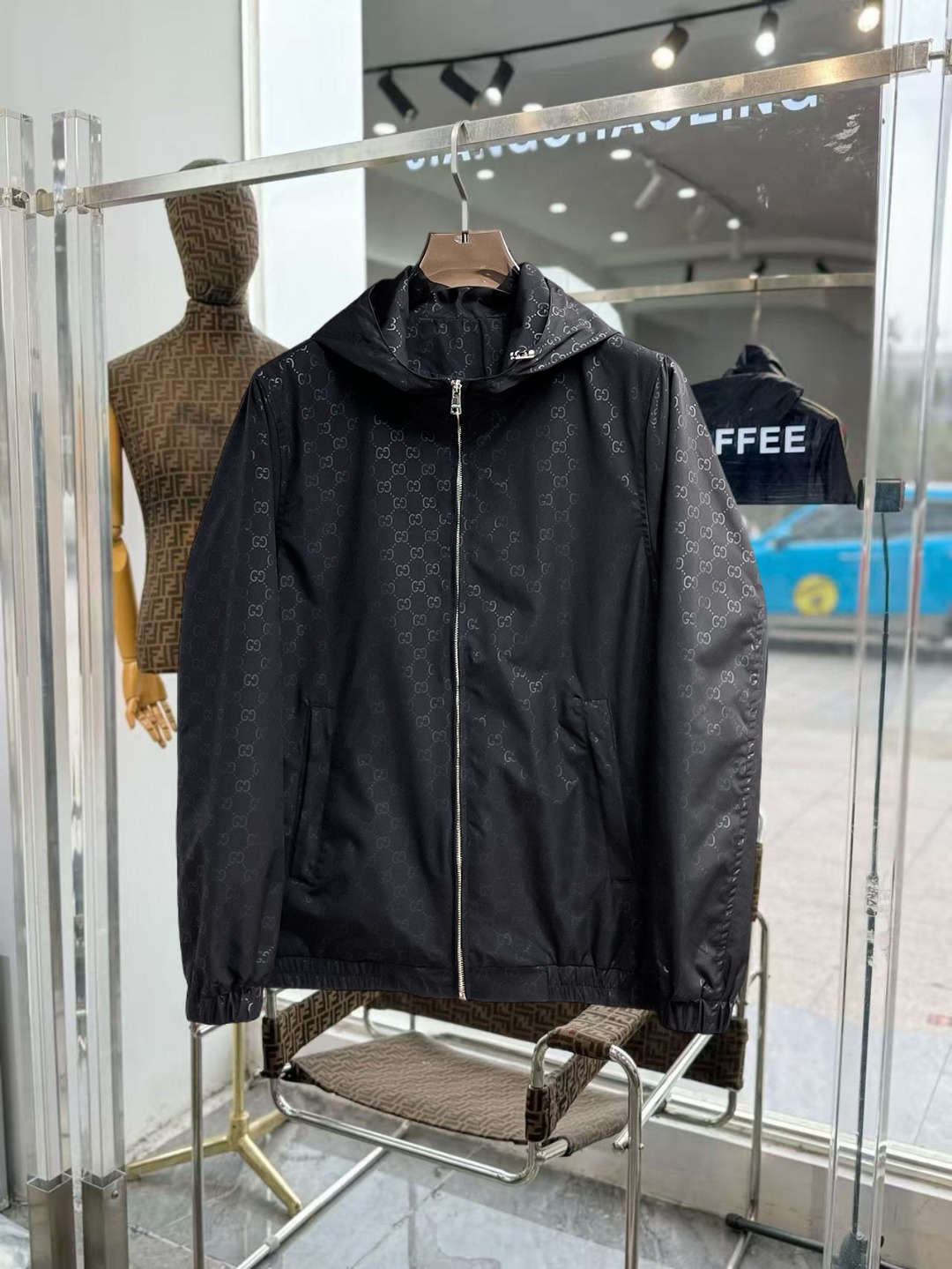 NO:649713,Gucci official website, same style, complete with three labels, on sale in advance. 2025ss new autumn men's jackets, original three labels, high-end version. Custom-made fabrics at the counter. Highly breathable and comfortable, impeccable details, brand element design concept, reflecting high quality. Delicate and soft feel. Casual tailoring, excellent upper body size. Size M~3XL, maximum wear 195 catties,,jackets & coats,jackets & coats,alexander wang19860909古奇 官网同款,三标齐全,提前发售 2025ss秋季新款男士夹克外套,原单三标齐全高端版本 专柜定制面料 透气舒适度高,细节无可挑剔,品牌元素设计理念,体现高品质.手感细腻柔软 呈现休闲裁剪,上身版型超赞 码数M～3XL,最大穿195斤,,jackets & coats,jackets & coats,alexander wang,Men's clothing