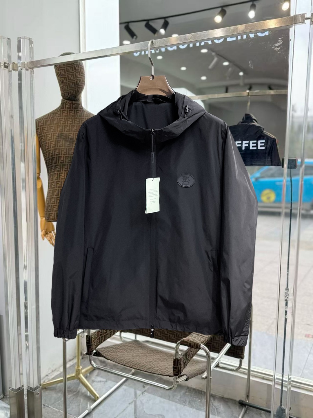 NO:649719,The same style as Burberry's official website, complete with three labels, sold in advance. 2025ss new men's jacket in autumn, complete with three labels, high-end version of the original order. Custom-made fabrics at the counter. Highly breathable and comfortable, impeccable details, brand element design concept, reflecting high quality. Delicate and soft feel. Casual tailoring, excellent upper body shape. Size M～3XL, maximum wear 195 catties,,burberry,jackets & coats,jackets & coats,alexander wang19860909巴宝莉 官网同款,三标齐全,提前发售 2025ss秋季新款男士夹克外套,原单三标齐全高端版本 专柜定制面料 透气舒适度高,细节无可挑剔,品牌元素设计理念,体现高品质.手感细腻柔软 呈现休闲裁剪,上身版型超赞 码数M～3XL,最大穿195斤,,burberry,jackets & coats,jackets & coats,alexander wang,Men's clothing