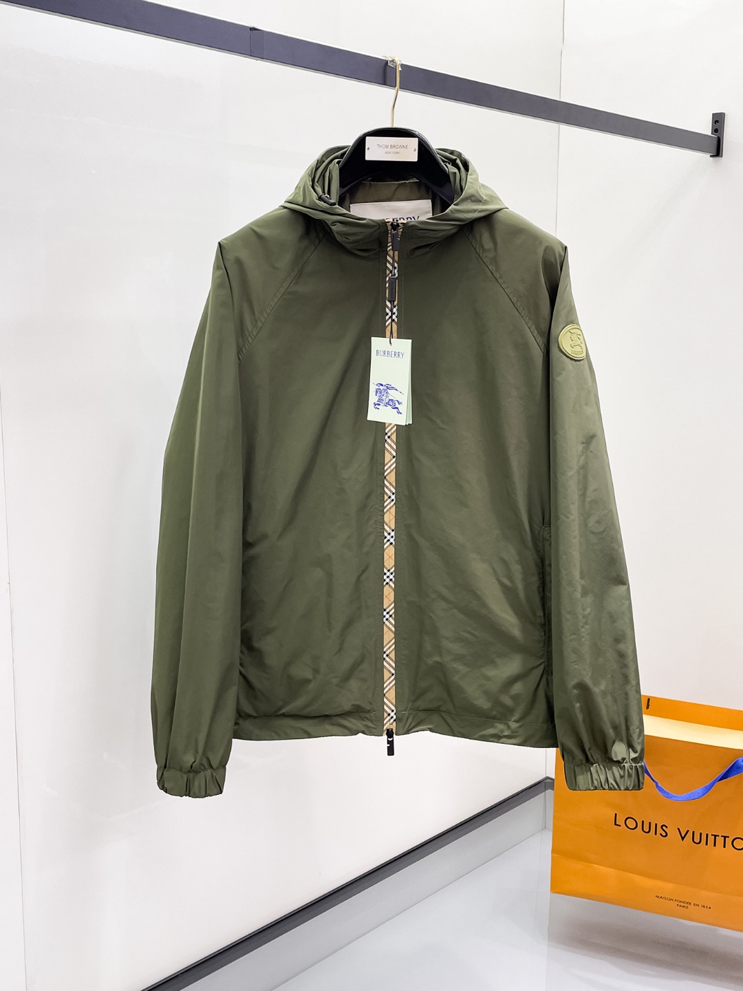 NO:525111,Burberry's official website has the same style, complete three standards, and is available in advance. 2025ss autumn new men's jacket, original single three standards, high-end version, customized counter fabric, breathable and comfortable, impeccable details, brand element design concept, reflecting high quality. The feel is delicate and soft, presents casual cut, and the upper body style is superb. The number of sizes M~3XL, maximum wear 195 kilograms, burberry, jackets & coats, jackets & coats, alexander wang19860909巴宝莉 官网同款,三标齐全,提前发售 2025ss秋季新款男士夹克外套,原单三标齐全高端版本 专柜定制面料 透气舒适度高,细节无可挑剔,品牌元素设计理念,体现高品质.手感细腻柔软 呈现休闲裁剪,上身版型超赞 码数M～3XL,最大穿195斤,,burberry,jackets & coats,jackets & coats,alexander wang,Men's clothing