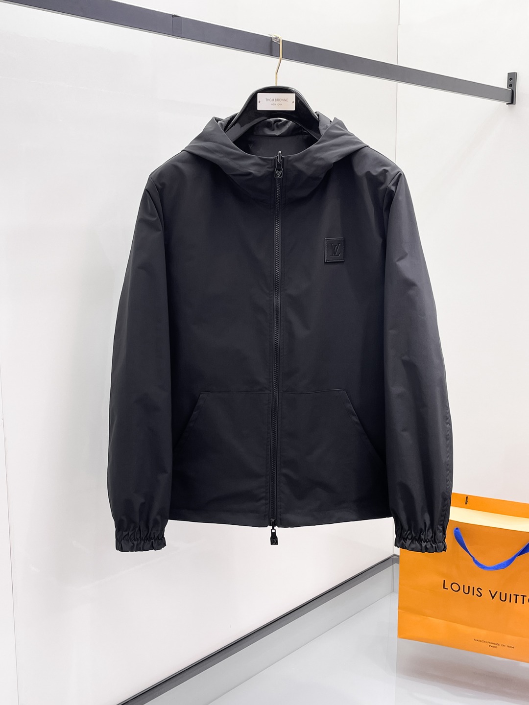 NO:525094,The same style on the official website, complete three standards, and is released in advance. The new men's jacket for autumn in 2025ss, the original three standards are complete and high-end version. Customized fabrics for counters. High breathability and comfort, impeccable details, brand elements design concept, reflecting high quality. The feel is delicate and soft. It presents casual cut, and the upper body style is superb. The number of sizes M~3XL, the maximum wear is 195 kilograms, louis vuitton, jackets & coats, jackets & coats, alexander wang19860909LV 官网同款,三标齐全,提前发售 2025ss秋季新款男士夹克外套,原单三标齐全高端版本 专柜定制面料 透气舒适度高,细节无可挑剔,品牌元素设计理念,体现高品质.手感细腻柔软 呈现休闲裁剪,上身版型超赞 码数M～3XL,最大穿195斤,,louis vuitton,jackets & coats,jackets & coats,alexander wang,Men's clothing