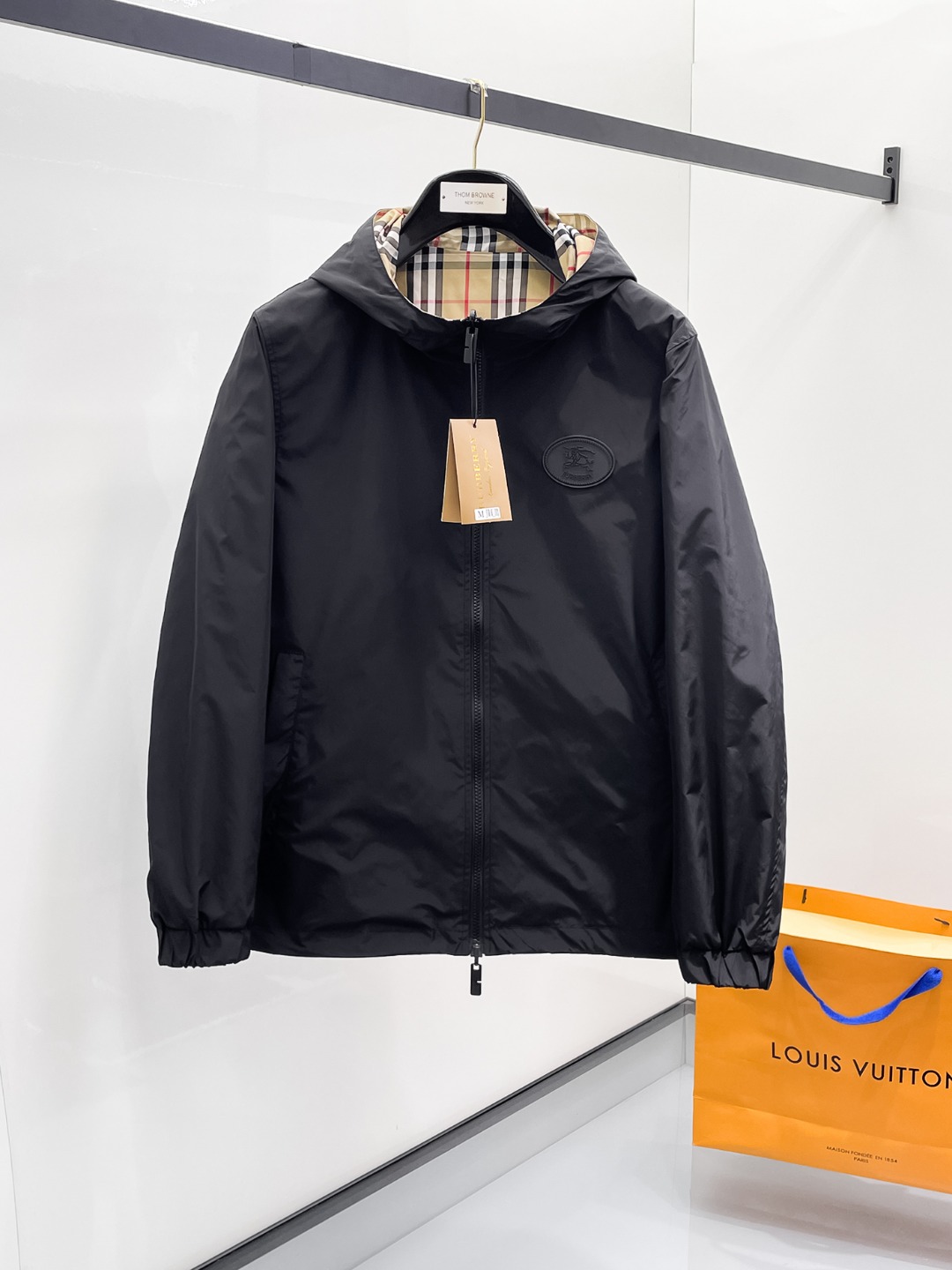 NO:525096,Burberry's official website has the same style, complete three standards, and is available in advance. 2025ss autumn new men's jacket, original single three standards, high-end version, customized counter fabric, breathable and comfortable, impeccable details, brand element design concept, reflecting high quality. The feel is delicate and soft, presents casual cut, and the upper body style is superb. The number of sizes M~3XL, maximum wear 195 kilograms, burberry, jackets & coats, jackets & coats, alexander wang19860909巴宝莉 官网同款,三标齐全,提前发售 2025ss秋季新款男士夹克外套,原单三标齐全高端版本 专柜定制面料 透气舒适度高,细节无可挑剔,品牌元素设计理念,体现高品质.手感细腻柔软 呈现休闲裁剪,上身版型超赞 码数M～3XL,最大穿195斤,,burberry,jackets & coats,jackets & coats,alexander wang,Men's clothing