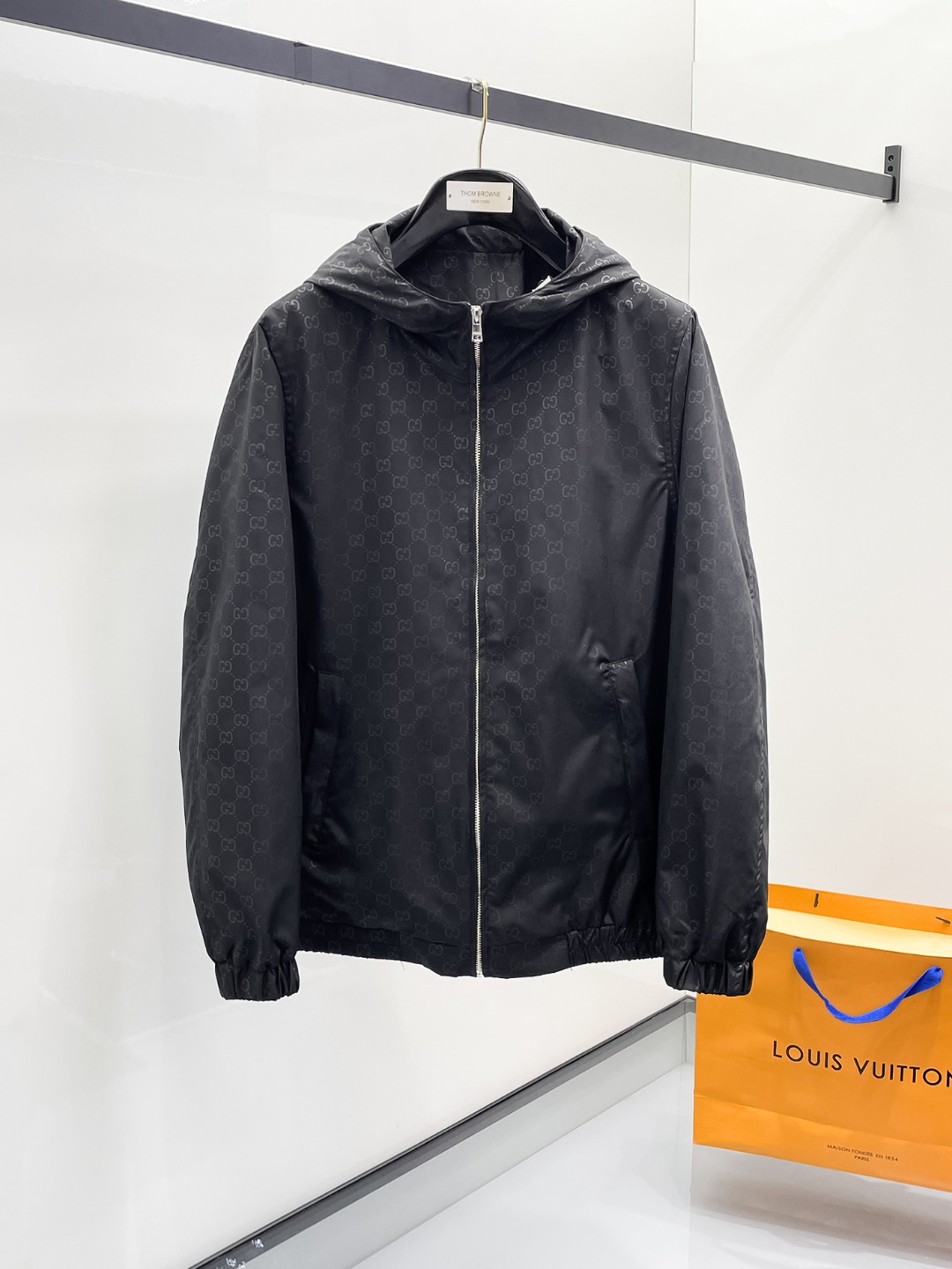 NO:525098,Guqi, the same style on the official website, complete three standards, released in advance. 2025ss autumn new men's jacket, original single three standards, high-end version, customized counter fabric, breathable and comfortable, impeccable details, brand element design concept, reflecting high quality. The feel is delicate and soft, presents casual cut, and the upper body style is superb. The number of sizes M~3XL, maximum wear 195 kilograms, jackets & coats, jackets & coats, alexander wang19860909古奇 官网同款,三标齐全,提前发售 2025ss秋季新款男士夹克外套,原单三标齐全高端版本 专柜定制面料 透气舒适度高,细节无可挑剔,品牌元素设计理念,体现高品质.手感细腻柔软 呈现休闲裁剪,上身版型超赞 码数M～3XL,最大穿195斤,,jackets & coats,jackets & coats,alexander wang,Men's clothing