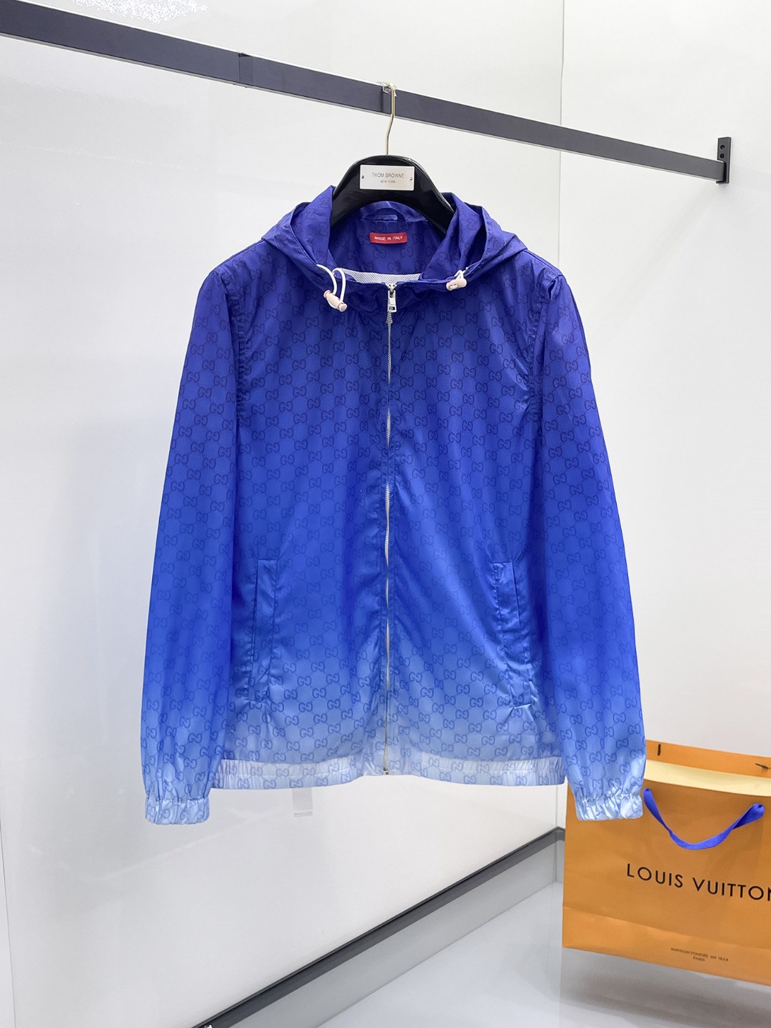 NO:525099,Guqi, the same style on the official website, complete three standards, released in advance. 2025ss autumn new men's jacket, original single three standards, high-end version, customized counter fabric, breathable and comfortable, impeccable details, brand element design concept, reflecting high quality. The feel is delicate and soft, presents casual cut, and the upper body style is superb. The number of sizes M~3XL, maximum wear 195 kilograms, jackets & coats, jackets & coats, alexander wang19860909古奇 官网同款,三标齐全,提前发售 2025ss秋季新款男士夹克外套,原单三标齐全高端版本 专柜定制面料 透气舒适度高,细节无可挑剔,品牌元素设计理念,体现高品质.手感细腻柔软 呈现休闲裁剪,上身版型超赞 码数M～3XL,最大穿195斤,,jackets & coats,jackets & coats,alexander wang,Men's clothing