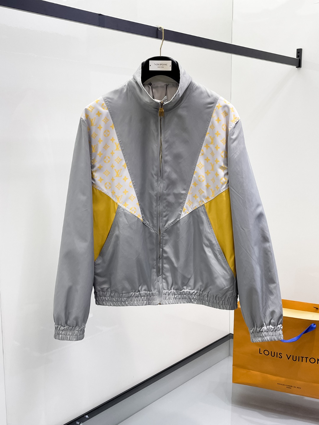 NO:525101,The same style on the official website, complete three standards, and is released in advance. The new men's jacket for autumn in 2025ss, the original three standards are complete and high-end version. Customized fabrics for counters. High breathability and comfort, impeccable details, brand elements design concept, reflecting high quality. The feel is delicate and soft. It presents casual cut, and the upper body style is superb. The number of sizes M~3XL, the maximum wear is 195 kilograms, louis vuitton, jackets & coats, jackets & coats, alexander wang19860909LV 官网同款,三标齐全,提前发售 2025ss秋季新款男士夹克外套,原单三标齐全高端版本 专柜定制面料 透气舒适度高,细节无可挑剔,品牌元素设计理念,体现高品质.手感细腻柔软 呈现休闲裁剪,上身版型超赞 码数M～3XL,最大穿195斤,,louis vuitton,jackets & coats,jackets & coats,alexander wang,Men's clothing