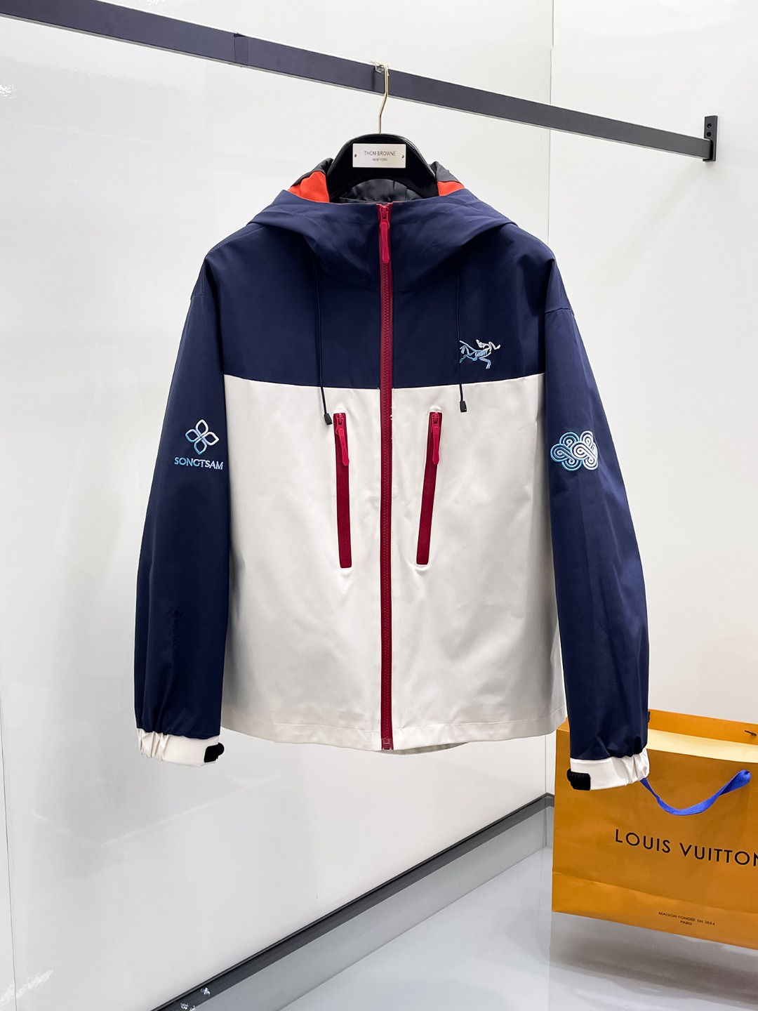 NO:525105,Archaeoptera Bird, the same style on the official website, complete three standards, released in advance. 2025ss autumn new men's jacket, original single three standards, high-end version, customized counter fabric, breathable and comfortable, impeccable details, brand element design concept, reflecting high quality. The feel is delicate and soft, presents casual cut, and the upper body style is superb. Number of sizes M~3XL, maximum wear 195 kilograms, arc'teryx, jackets & coats, jackets & coats, alexander wang19860909始祖鸟 官网同款,三标齐全,提前发售 2025ss秋季新款男士夹克外套,原单三标齐全高端版本 专柜定制面料 透气舒适度高,细节无可挑剔,品牌元素设计理念,体现高品质.手感细腻柔软 呈现休闲裁剪,上身版型超赞 码数M～3XL,最大穿195斤,arc'teryx,jackets & coats,jackets & coats,alexander wang,Men's clothing