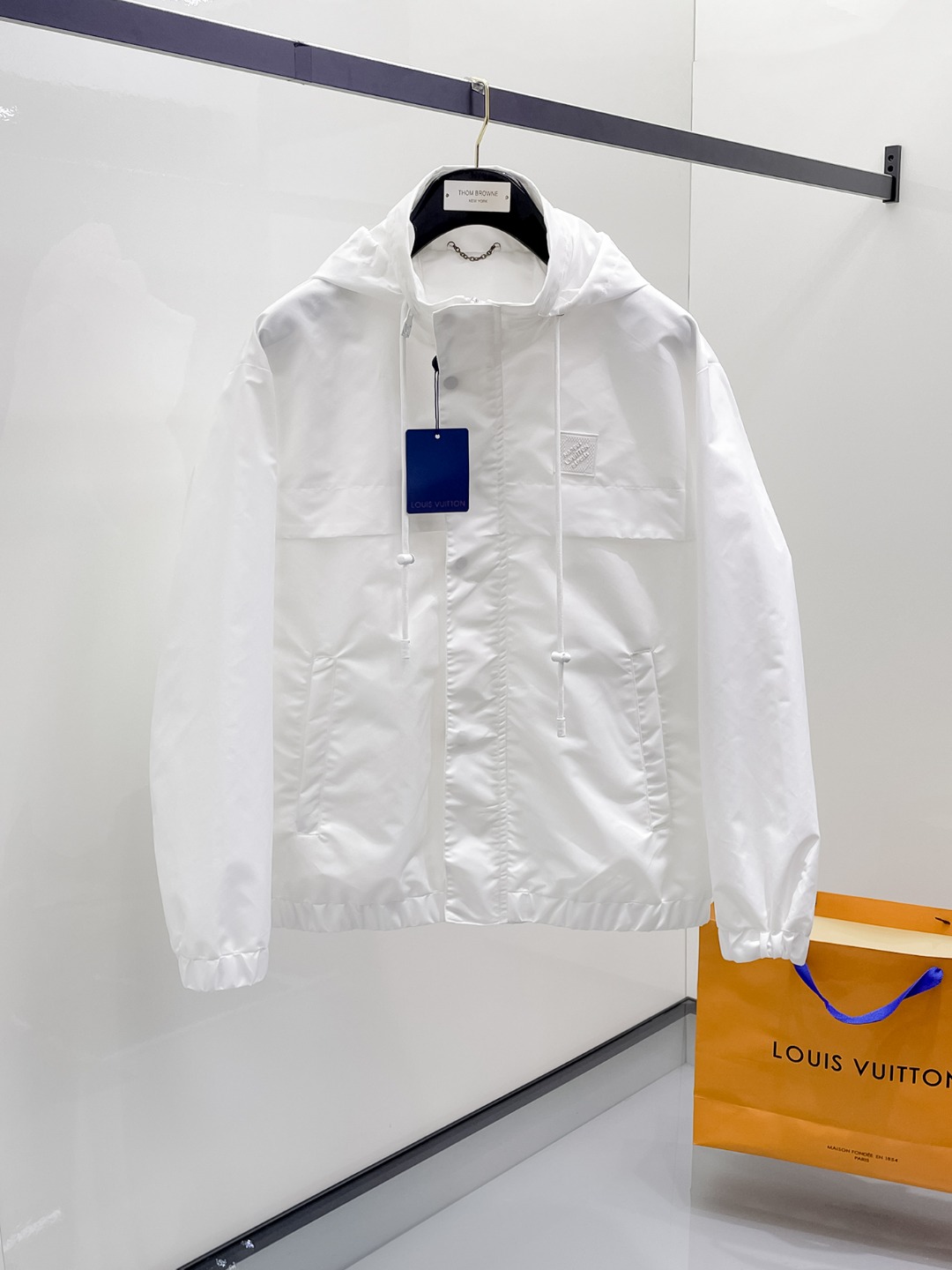 NO:525107,The same style on the official website, complete three standards, and is released in advance. The new men's jacket for autumn in 2025ss, the original three standards are complete and high-end version. Customized fabrics for counters. High breathability and comfort, impeccable details, brand elements design concept, reflecting high quality. The feel is delicate and soft. It presents casual cut, and the upper body style is superb. The number of sizes M~3XL, the maximum wear is 195 kilograms, louis vuitton, jackets & coats, jackets & coats, alexander wang19860909LV 官网同款,三标齐全,提前发售 2025ss秋季新款男士夹克外套,原单三标齐全高端版本 专柜定制面料 透气舒适度高,细节无可挑剔,品牌元素设计理念,体现高品质.手感细腻柔软 呈现休闲裁剪,上身版型超赞 码数M～3XL,最大穿195斤,,louis vuitton,jackets & coats,jackets & coats,alexander wang,Men's clothing