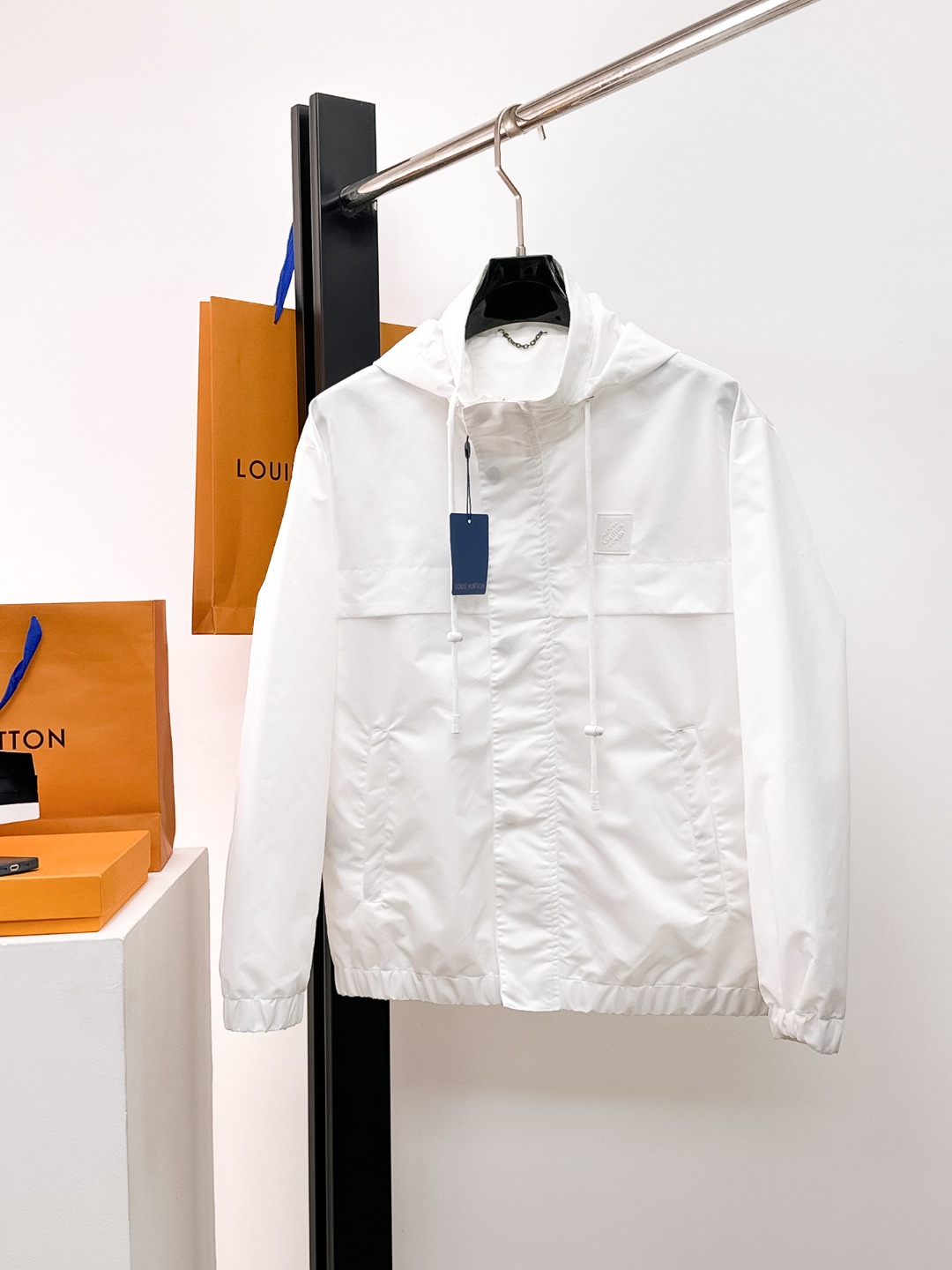 NO:526192,The same style on the official website, complete three standards, and is released in advance. The new men's jacket for autumn in 2025ss, the original three standards are complete and high-end version. Customized fabrics for counters. High breathability and comfort, impeccable details, brand elements design concept, reflecting high quality. The feel is delicate and soft. It presents casual cut, and the upper body style is superb. The number of sizes M~3XL, the maximum wear is 195 kilograms, louis vuitton, jackets & coats, jackets & coats, alexander wang19860909LV 官网同款,三标齐全,提前发售 2025ss秋季新款男士夹克外套,原单三标齐全高端版本 专柜定制面料 透气舒适度高,细节无可挑剔,品牌元素设计理念,体现高品质.手感细腻柔软 呈现休闲裁剪,上身版型超赞 码数M～3XL,最大穿195斤,,louis vuitton,jackets & coats,jackets & coats,alexander wang,Men's clothing