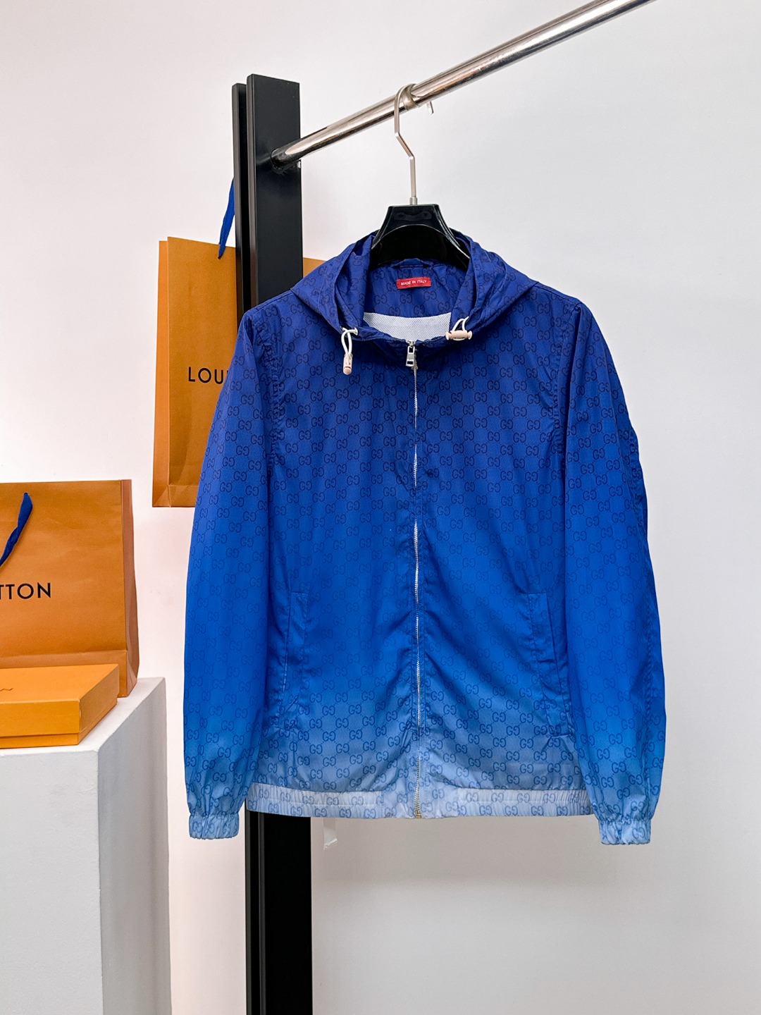 NO:526194,Guqi, the same style on the official website, complete three standards, released in advance. 2025ss autumn new men's jacket, original single three standards, high-end version, customized counter fabric, breathable and comfortable, impeccable details, brand element design concept, reflecting high quality. The feel is delicate and soft, presents casual cut, and the upper body style is superb. The number of sizes M~3XL, maximum wear 195 kilograms, jackets & coats, jackets & coats, alexander wang19860909古奇 官网同款,三标齐全,提前发售 2025ss秋季新款男士夹克外套,原单三标齐全高端版本 专柜定制面料 透气舒适度高,细节无可挑剔,品牌元素设计理念,体现高品质.手感细腻柔软 呈现休闲裁剪,上身版型超赞 码数M～3XL,最大穿195斤,,jackets & coats,jackets & coats,alexander wang,Men's clothing