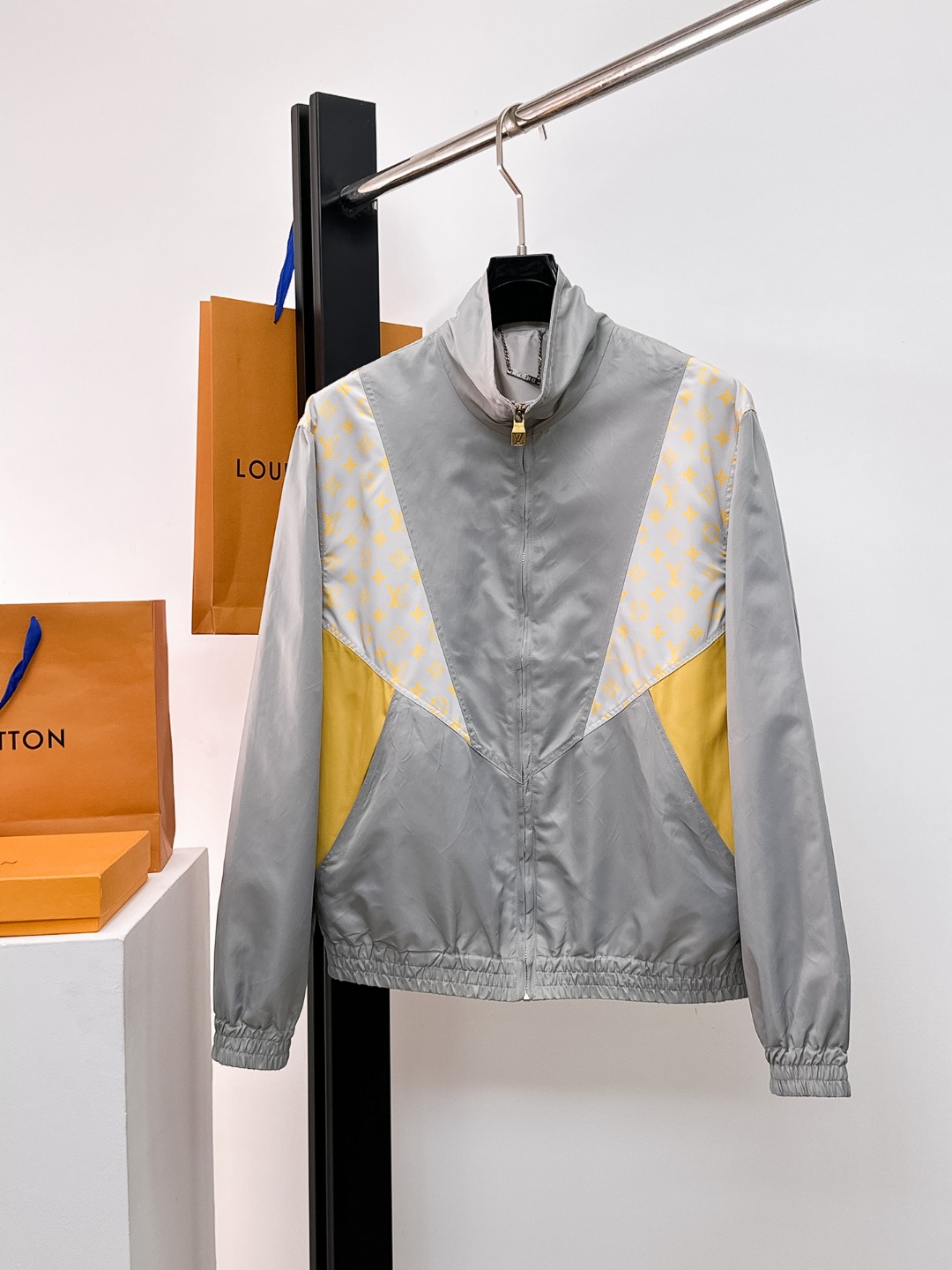 NO:526196,The same style on the official website, complete three standards, and is released in advance. The new men's jacket for autumn in 2025ss, the original three standards are complete and high-end version. Customized fabrics for counters. High breathability and comfort, impeccable details, brand elements design concept, reflecting high quality. The feel is delicate and soft. It presents casual cut, and the upper body style is superb. The number of sizes M~3XL, the maximum wear is 195 kilograms, louis vuitton, jackets & coats, jackets & coats, alexander wang19860909LV 官网同款,三标齐全,提前发售 2025ss秋季新款男士夹克外套,原单三标齐全高端版本 专柜定制面料 透气舒适度高,细节无可挑剔,品牌元素设计理念,体现高品质.手感细腻柔软 呈现休闲裁剪,上身版型超赞 码数M～3XL,最大穿195斤,,louis vuitton,jackets & coats,jackets & coats,alexander wang,Men's clothing