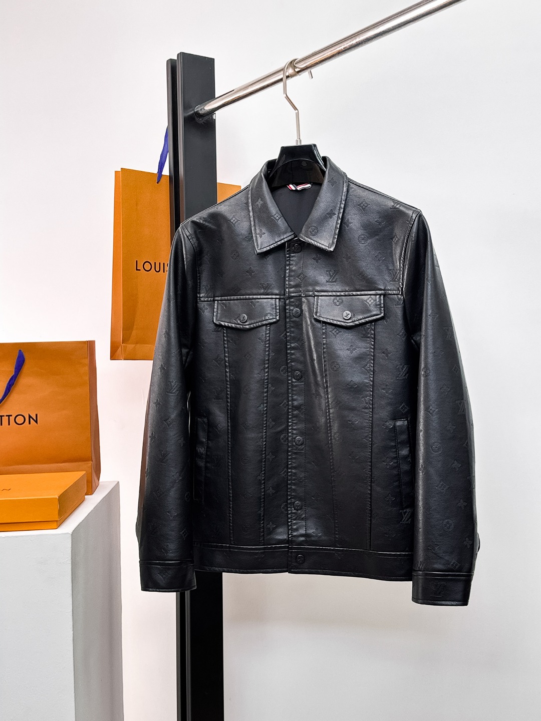 NO:526203,Lv official website, complete three standards, released in advance. 2025ss autumn new men's leather jacket jacket, original three standards, high-end version, customized counter fabric, breathable and comfortable, impeccable details, brand element design concept, reflect high quality. The feel is delicate and soft, presents casual cut, and the upper body style is superb. The number of sizes M~3XL, maximum wear 195 catties, louis vuitton, jackets & coats, jackets & coats, leather jacket, alexander wang19860909Lv 官网同款,三标齐全,提前发售 2025ss秋季新款男士皮衣夹克外套,原单三标齐全高端版本 专柜定制面料 透气舒适度高,细节无可挑剔,品牌元素设计理念,体现高品质.手感细腻柔软 呈现休闲裁剪,上身版型超赞 码数M～3XL,最大穿195斤,,louis vuitton,jackets & coats,jackets & coats,leather jacket,alexander wang,Men's clothing