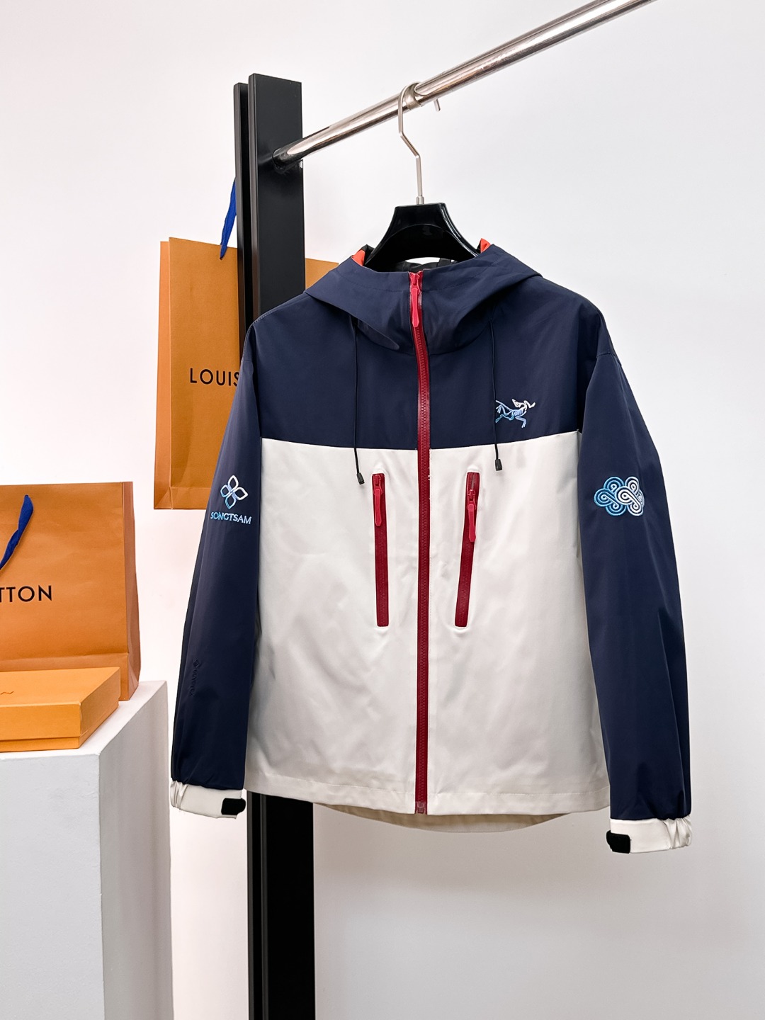 NO:526200,Archaeoptera Bird, the same style on the official website, complete three standards, released in advance. 2025ss autumn new men's jacket, original single three standards, high-end version, customized counter fabric, breathable and comfortable, impeccable details, brand element design concept, reflecting high quality. The feel is delicate and soft, presents casual cut, and the upper body style is superb. Number of sizes M~3XL, maximum wear 195 kilograms, arc'teryx, jackets & coats, jackets & coats, alexander wang19860909始祖鸟 官网同款,三标齐全,提前发售 2025ss秋季新款男士夹克外套,原单三标齐全高端版本 专柜定制面料 透气舒适度高,细节无可挑剔,品牌元素设计理念,体现高品质.手感细腻柔软 呈现休闲裁剪,上身版型超赞 码数M～3XL,最大穿195斤,arc'teryx,jackets & coats,jackets & coats,alexander wang,Men's clothing