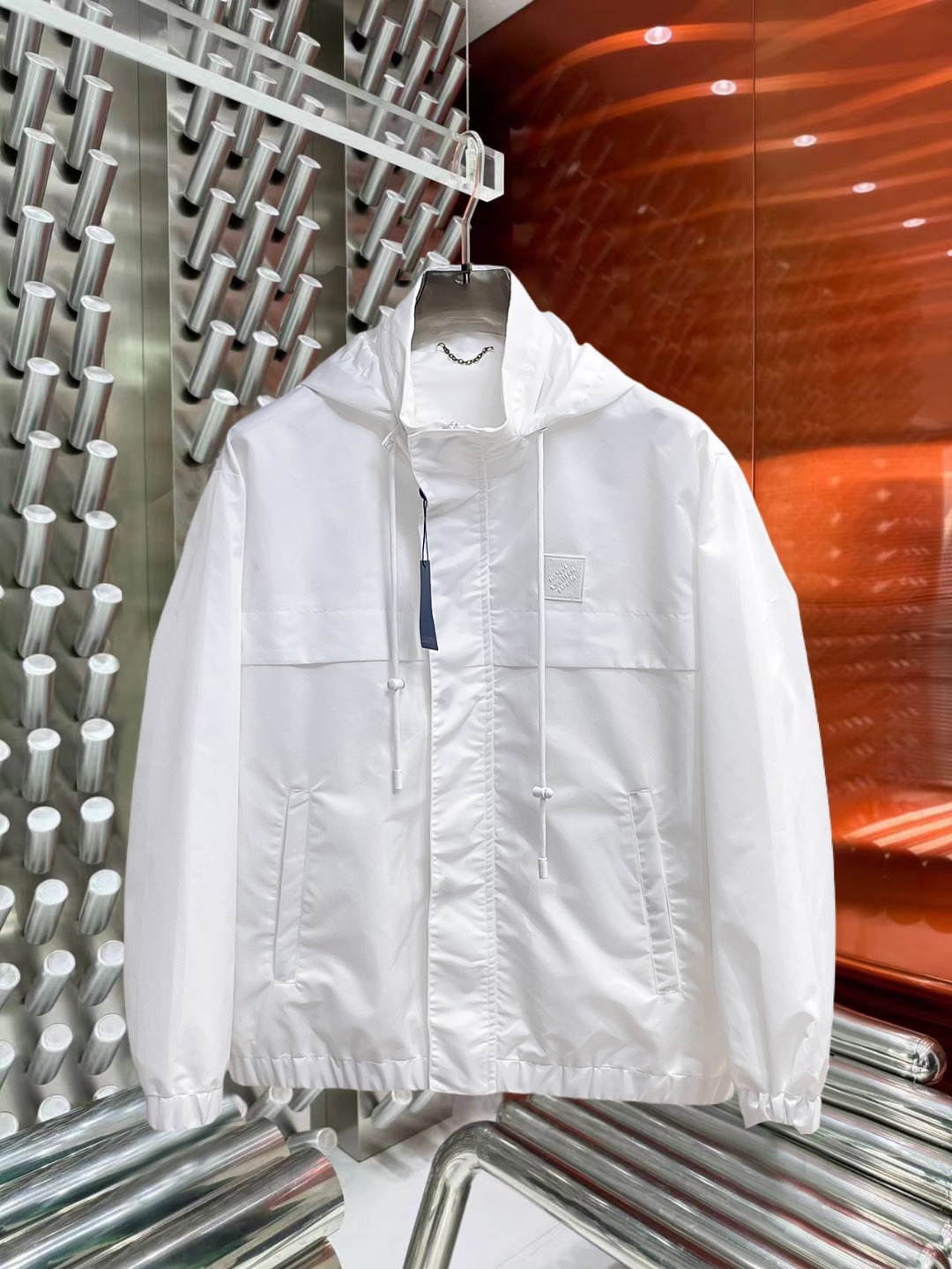 NO:527252,The same model on the official website of Lv, released in advance!  2025ss autumn new men's jacket, original single three-standard full high-end version!  With hidden hat, customized fabric for counter, high breathability and comfort, impeccable details, brand element design concept, reflecting high quality. The feel is delicate and soft!  It is casually cut, with a great upper body style!  The number of code M~3XL, the maximum wear is 195 catties.,,louis vuitton, jackets & coats, jackets & coats,hats,alexander wang19860909Lv 官网同款,提前发售！2025ss秋季新款男士夹克外套,原单三标齐全高端版本！带隐藏帽,专柜定制面料 透气舒适度高,细节无可挑剔,品牌元素设计理念,体现高品质.手感细腻柔软！呈现休闲裁剪,上身版型超赞！码数M～3XL,最大穿195斤.,,louis vuitton,jackets & coats,jackets & coats,hats,alexander wang,Men's clothing