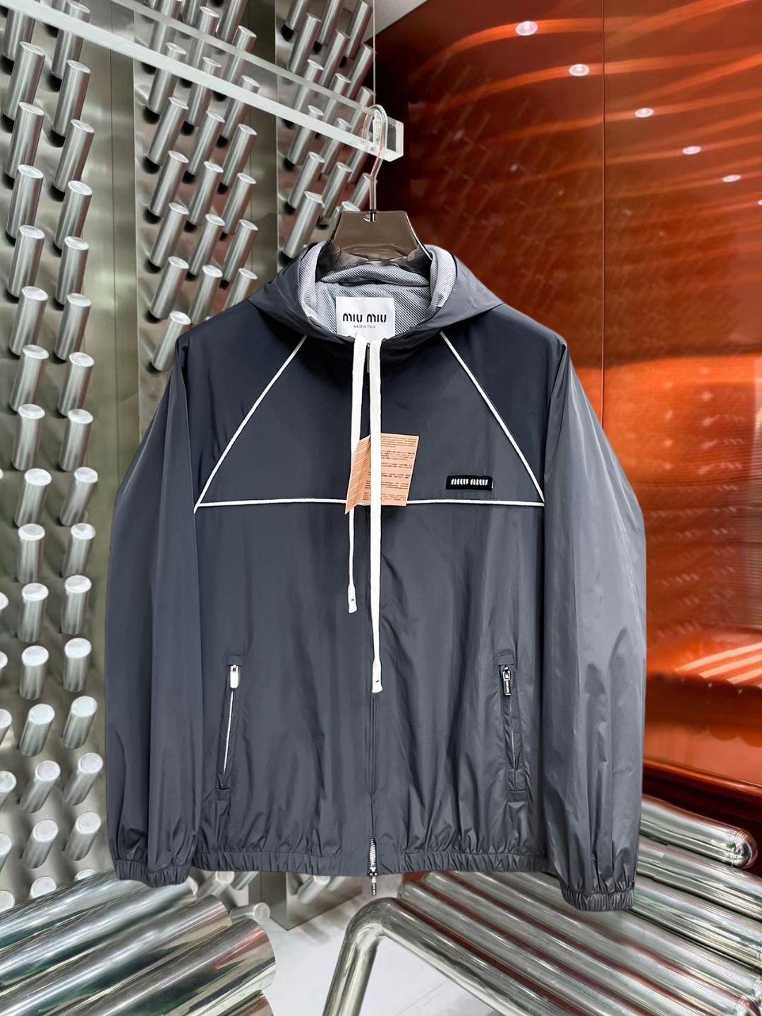 NO:527256,Miumiu's official website is the same model, released in advance!  2025ss autumn new men's jacket, original single three-standard full high-end version!  With hidden hat, customized fabric for counter, high breathability and comfort, impeccable details, brand element design concept, reflecting high quality. The feel is delicate and soft!  It is casually cut, with a great upper body style!  Number of code M~3XL, maximum wear 195 catties.,,miumiu, jackets & coats, jackets & coats,hats,alexander wang19860909miumiu 官网同款,提前发售！2025ss秋季新款男士夹克外套,原单三标齐全高端版本！带隐藏帽,专柜定制面料 透气舒适度高,细节无可挑剔,品牌元素设计理念,体现高品质.手感细腻柔软！呈现休闲裁剪,上身版型超赞！码数M～3XL,最大穿195斤.,,miumiu,jackets & coats,jackets & coats,hats,alexander wang,Men's clothing