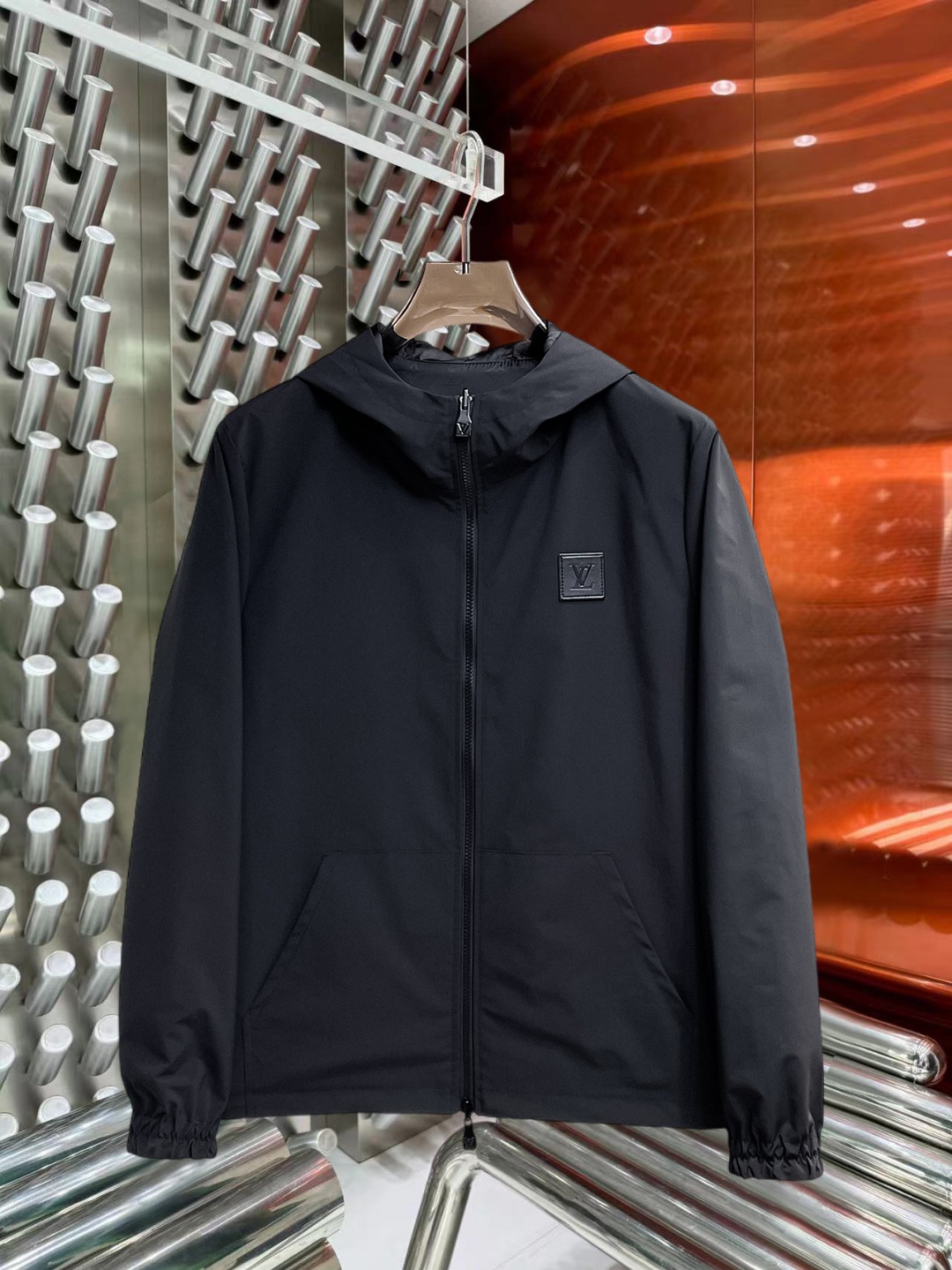 NO:527248,The same model on the official website of LV, released in advance!  2025ss autumn new men's jacket, original single three-standard full high-end version!  With hidden hat, customized fabric for counter, high breathability and comfort, impeccable details, brand element design concept, reflecting high quality. The feel is delicate and soft!  It is casually cut, with a great upper body style!  The number of code M~3XL, the maximum wear is 195 catties.,,louis vuitton, jackets & coats, jackets & coats,hats,alexander wang19860909LV 官网同款,提前发售！2025ss秋季新款男士夹克外套,原单三标齐全高端版本！带隐藏帽,专柜定制面料 透气舒适度高,细节无可挑剔,品牌元素设计理念,体现高品质.手感细腻柔软！呈现休闲裁剪,上身版型超赞！码数M～3XL,最大穿195斤.,,louis vuitton,jackets & coats,jackets & coats,hats,alexander wang,Men's clothing