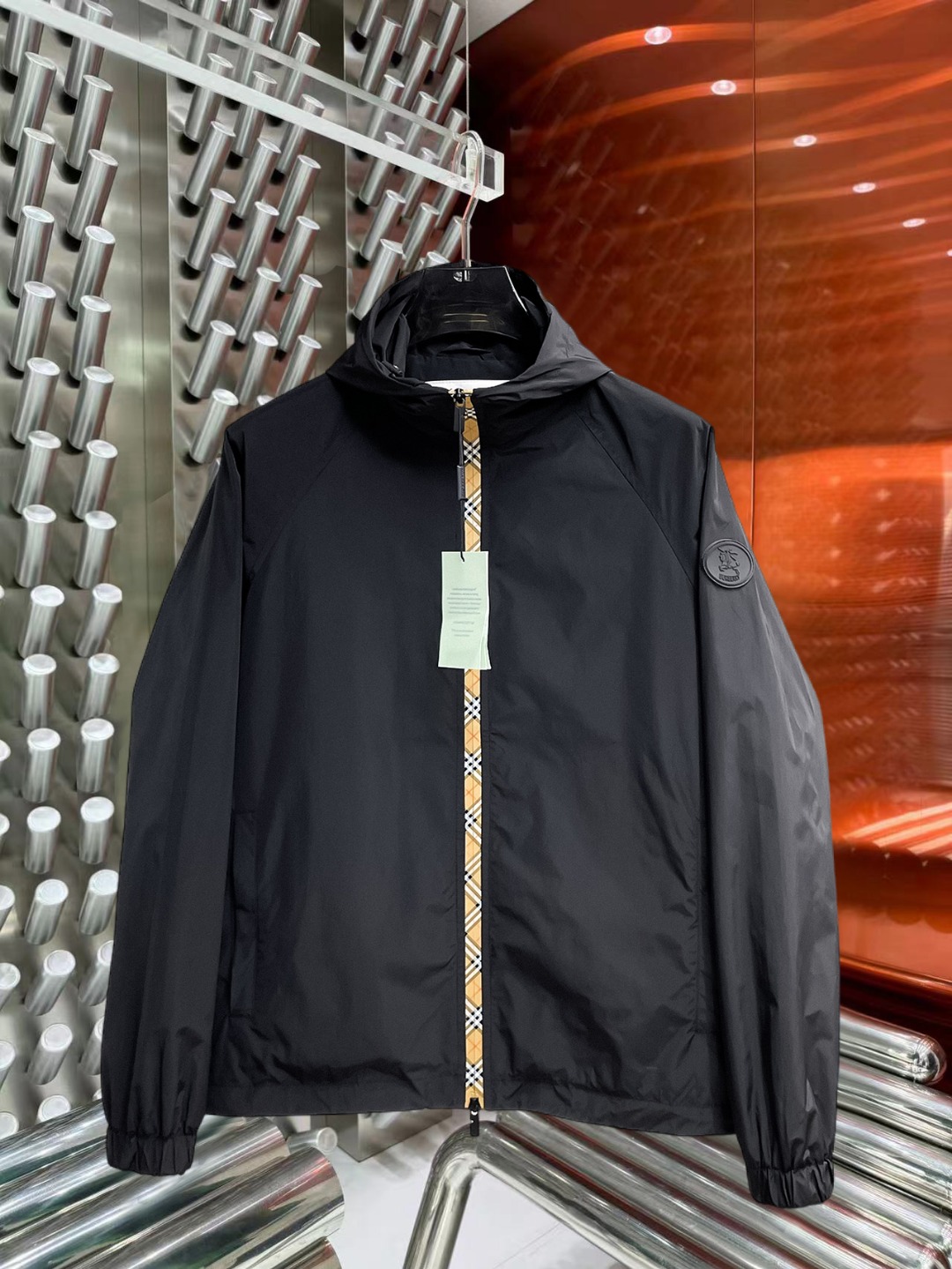 NO:527262,Burberry's official website is the same model, released in advance!  2025ss autumn new men's jacket, original single three-standard full high-end version!  With hidden hat, customized fabric for counter, high breathability and comfort, impeccable details, brand element design concept, reflecting high quality. The feel is delicate and soft!  It is casually cut, with a great upper body style!  The size M~3XL, the maximum wear is 195 catties., burberry, jackets & coats, jackets & coats, hats, alexander wang19860909巴宝莉 官网同款,提前发售！2025ss秋季新款男士夹克外套,原单三标齐全高端版本！带隐藏帽,专柜定制面料 透气舒适度高,细节无可挑剔,品牌元素设计理念,体现高品质.手感细腻柔软！呈现休闲裁剪,上身版型超赞！码数M～3XL,最大穿195斤.,,burberry,jackets & coats,jackets & coats,hats,alexander wang,Men's clothing