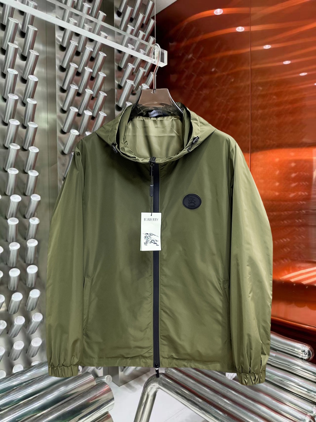 NO:527250,Burberry's official website is the same model, released in advance!  2025ss autumn new men's jacket, original single three-standard full high-end version!  With hidden hat, customized fabric for counter, high breathability and comfort, impeccable details, brand element design concept, reflecting high quality. The feel is delicate and soft!  It is casually cut, with a great upper body style!  The size M~3XL, the maximum wear is 195 catties., burberry, jackets & coats, jackets & coats, hats, alexander wang19860909巴宝莉 官网同款,提前发售！2025ss秋季新款男士夹克外套,原单三标齐全高端版本！带隐藏帽,专柜定制面料 透气舒适度高,细节无可挑剔,品牌元素设计理念,体现高品质.手感细腻柔软！呈现休闲裁剪,上身版型超赞！码数M～3XL,最大穿195斤.,,burberry,jackets & coats,jackets & coats,hats,alexander wang,Men's clothing