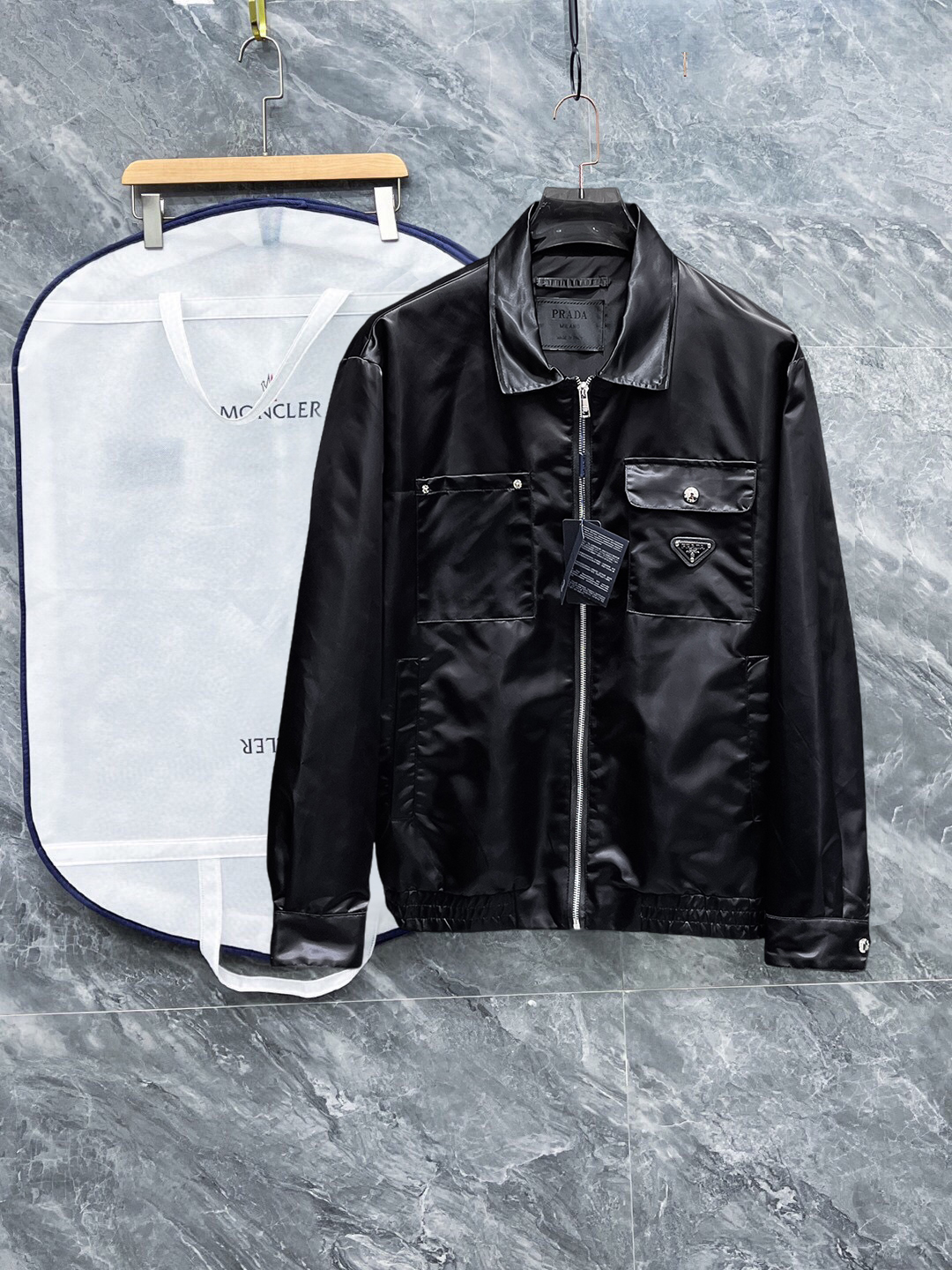 NO:528313,Prada's same model on the official website, released in advance!  2025ss autumn new men's jacket, original single three-standard full high-end version!  With hidden hat, customized fabric for counter, high breathability and comfort, impeccable details, brand element design concept, reflecting high quality. The feel is delicate and soft!  It is casually cut, with a great upper body style!  The number of code M~3XL, the maximum wear is 195 catties.,,prada, jackets & coats, jackets & coats,hats,alexander wang19860909普拉达 官网同款,提前发售！2025ss秋季新款男士夹克外套,原单三标齐全高端版本！带隐藏帽,专柜定制面料 透气舒适度高,细节无可挑剔,品牌元素设计理念,体现高品质.手感细腻柔软！呈现休闲裁剪,上身版型超赞！码数M～3XL,最大穿195斤.,,prada,jackets & coats,jackets & coats,hats,alexander wang,Men's clothing