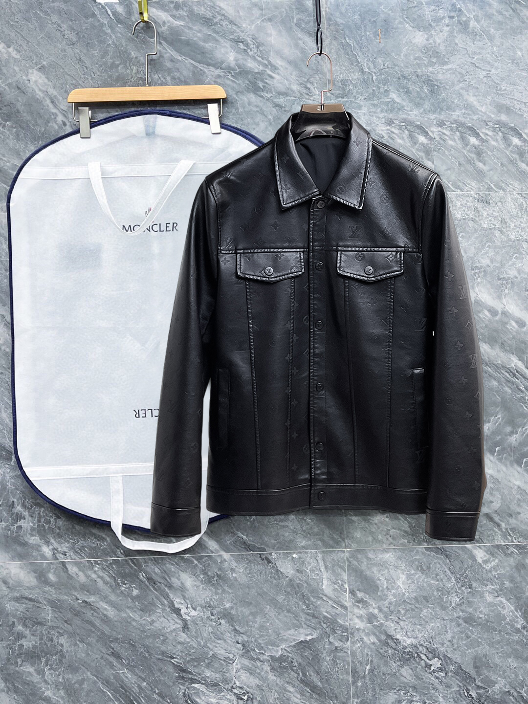 NO:528315,Lv 2025 autumn leather jacket new casual and fashionable jacket, super avant-garde design style, delicate and comfortable, very light and not easy to wrinkle. Multiple craftsmanship The overall design is quite visual, the upper body is casual and stylish, with a certain degree of clarity, absolutely recommended to be at the most cutting-edge temperament of fashion, a must-have for urban casual. Size M-XXXL (175 140 catties wear L, maximum wear 200 catties),,louis vuitton, jackets & coats,leather jacket,alexander wang19860909Lv 2025秋季皮衣专柜新款休闲时尚夹克 超前卫设计风格 细腻舒适 穿着非常轻便不易起皱.多重重工艺 整体的设计颇具视觉感,上身休闲有型,有一定的挺括度,绝对走在时尚最尖端的气质感推荐,都市休闲必备.尺码 M-XXXL(175 140斤穿L 最大穿200斤),,louis vuitton,jackets & coats,leather jacket,alexander wang,Men's clothing