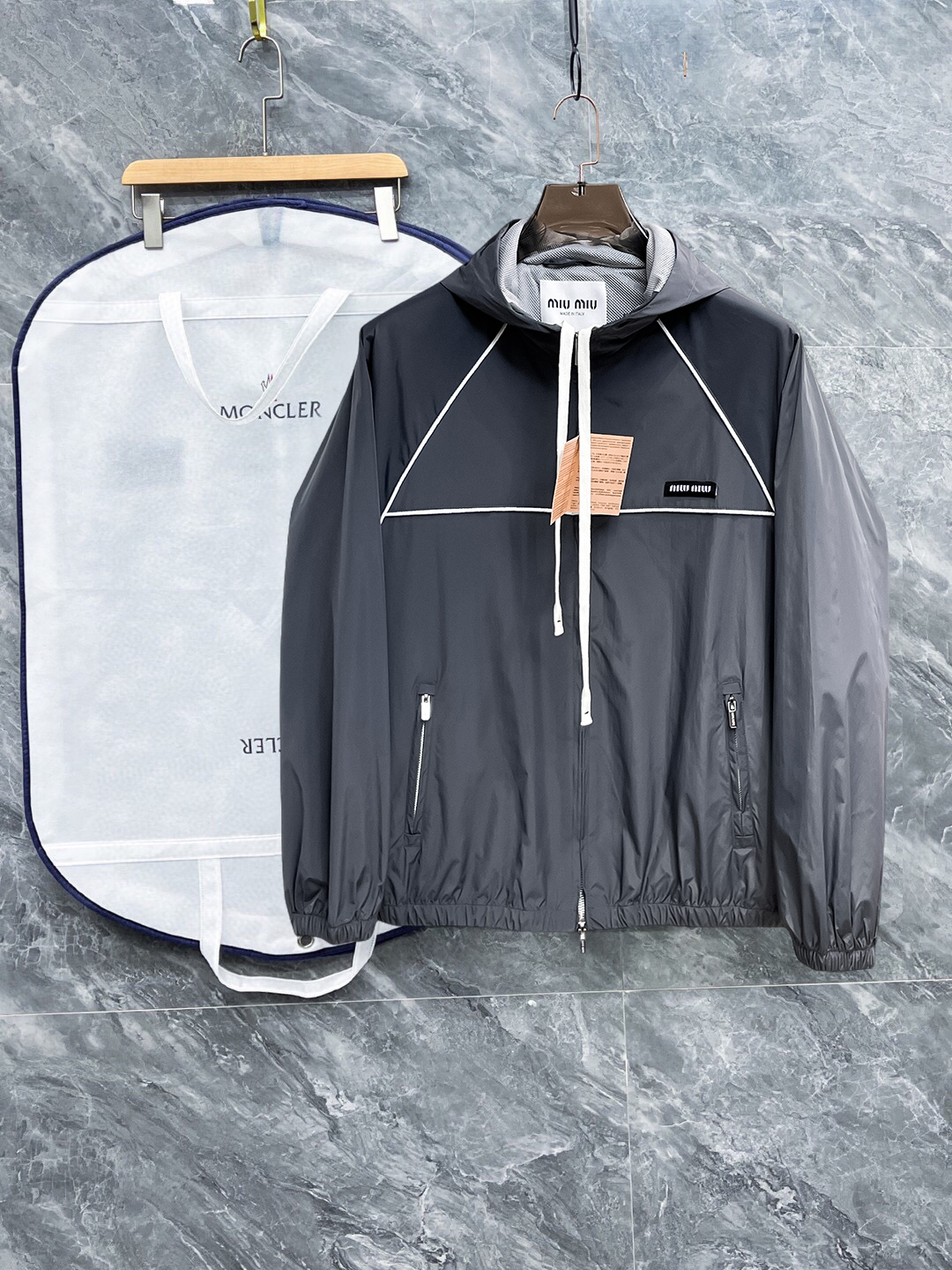 NO:528316,Miumiu's official website is the same model, released in advance!  2025ss autumn new men's jacket, original single three-standard full high-end version!  With hidden hat, customized fabric for counter, high breathability and comfort, impeccable details, brand element design concept, reflecting high quality. The feel is delicate and soft!  It is casually cut, with a great upper body style!  Number of code M~3XL, maximum wear 195 catties.,,miumiu, jackets & coats, jackets & coats,hats,alexander wang19860909miumiu 官网同款,提前发售！2025ss秋季新款男士夹克外套,原单三标齐全高端版本！带隐藏帽,专柜定制面料 透气舒适度高,细节无可挑剔,品牌元素设计理念,体现高品质.手感细腻柔软！呈现休闲裁剪,上身版型超赞！码数M～3XL,最大穿195斤.,,miumiu,jackets & coats,jackets & coats,hats,alexander wang,Men's clothing