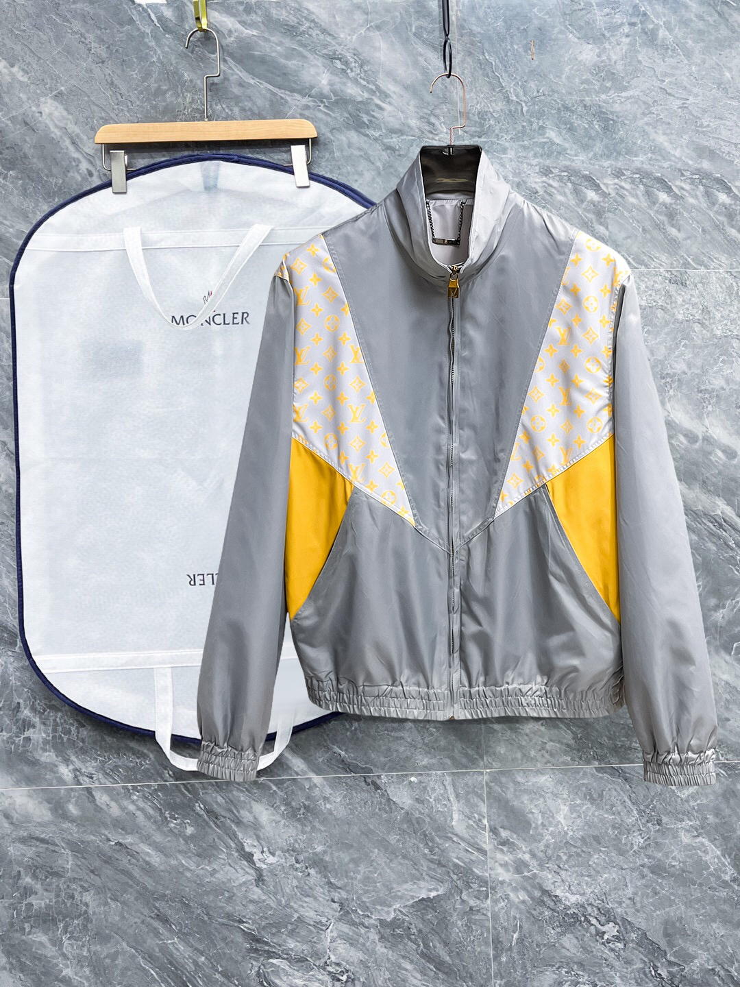 NO:528307,The same model on the official website of LV, released in advance!  2025ss autumn new men's jacket, original single three-standard full high-end version!  With hidden hat, customized fabric for counter, high breathability and comfort, impeccable details, brand element design concept, reflecting high quality. The feel is delicate and soft!  It is casually cut, with a great upper body style!  The number of code M~3XL, the maximum wear is 195 catties.,,louis vuitton, jackets & coats, jackets & coats,hats,alexander wang19860909LV 官网同款,提前发售！2025ss秋季新款男士夹克外套,原单三标齐全高端版本！带隐藏帽,专柜定制面料 透气舒适度高,细节无可挑剔,品牌元素设计理念,体现高品质.手感细腻柔软！呈现休闲裁剪,上身版型超赞！码数M～3XL,最大穿195斤.,,louis vuitton,jackets & coats,jackets & coats,hats,alexander wang,Men's clothing