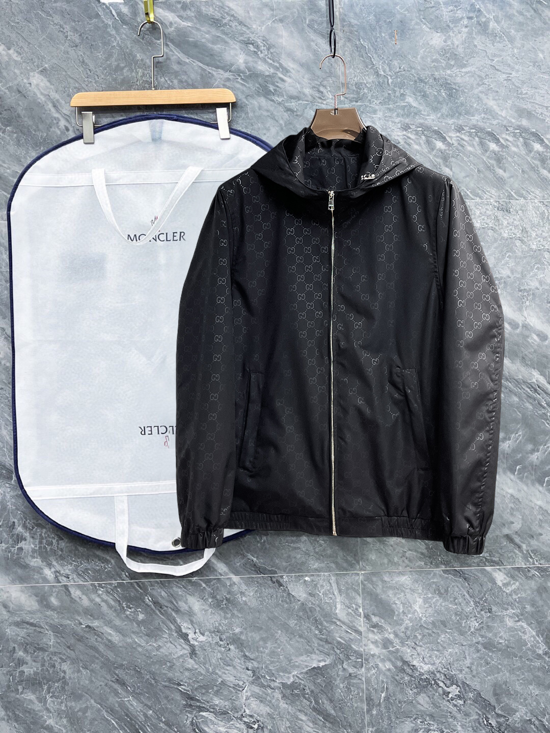 NO:528317,Guqi's same model on the official website, released in advance!  2025ss autumn new men's jacket, original single three-standard full high-end version!  With hidden hat, customized fabric for counter, high breathability and comfort, impeccable details, brand element design concept, reflecting high quality. The feel is delicate and soft!  It is casually cut, with a great upper body style!  Number of code M~3XL, maximum wear 195 catties.,, jackets & coats, jackets & coats, hats, alexander wang19860909古奇 官网同款,提前发售！2025ss秋季新款男士夹克外套,原单三标齐全高端版本！带隐藏帽,专柜定制面料 透气舒适度高,细节无可挑剔,品牌元素设计理念,体现高品质.手感细腻柔软！呈现休闲裁剪,上身版型超赞！码数M～3XL,最大穿195斤.,,jackets & coats,jackets & coats,hats,alexander wang,Men's clothing