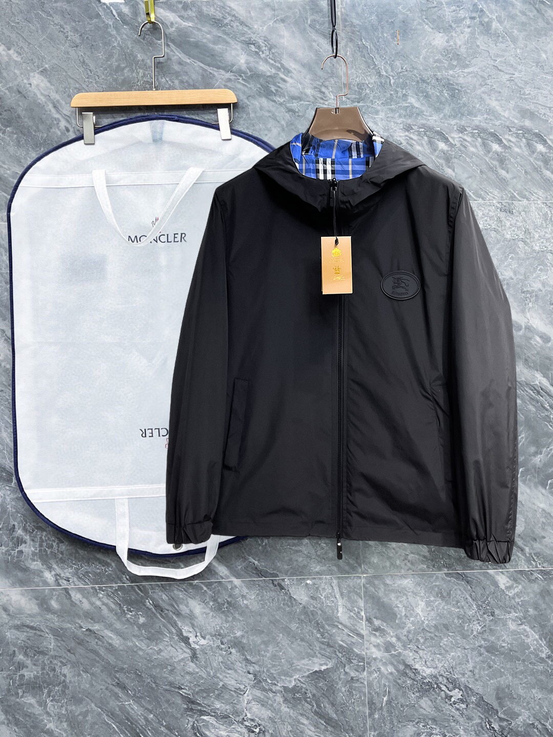 NO:528318,Burberry's official website is the same model, released in advance!  2025ss autumn new men's jacket, original single three-standard full high-end version!  With hidden hat, customized fabric for counter, high breathability and comfort, impeccable details, brand element design concept, reflecting high quality. The feel is delicate and soft!  It is casually cut, with a great upper body style!  The size M~3XL, the maximum wear is 195 catties., burberry, jackets & coats, jackets & coats, hats, alexander wang19860909巴宝莉 官网同款,提前发售！2025ss秋季新款男士夹克外套,原单三标齐全高端版本！带隐藏帽,专柜定制面料 透气舒适度高,细节无可挑剔,品牌元素设计理念,体现高品质.手感细腻柔软！呈现休闲裁剪,上身版型超赞！码数M～3XL,最大穿195斤.,,burberry,jackets & coats,jackets & coats,hats,alexander wang,Men's clothing