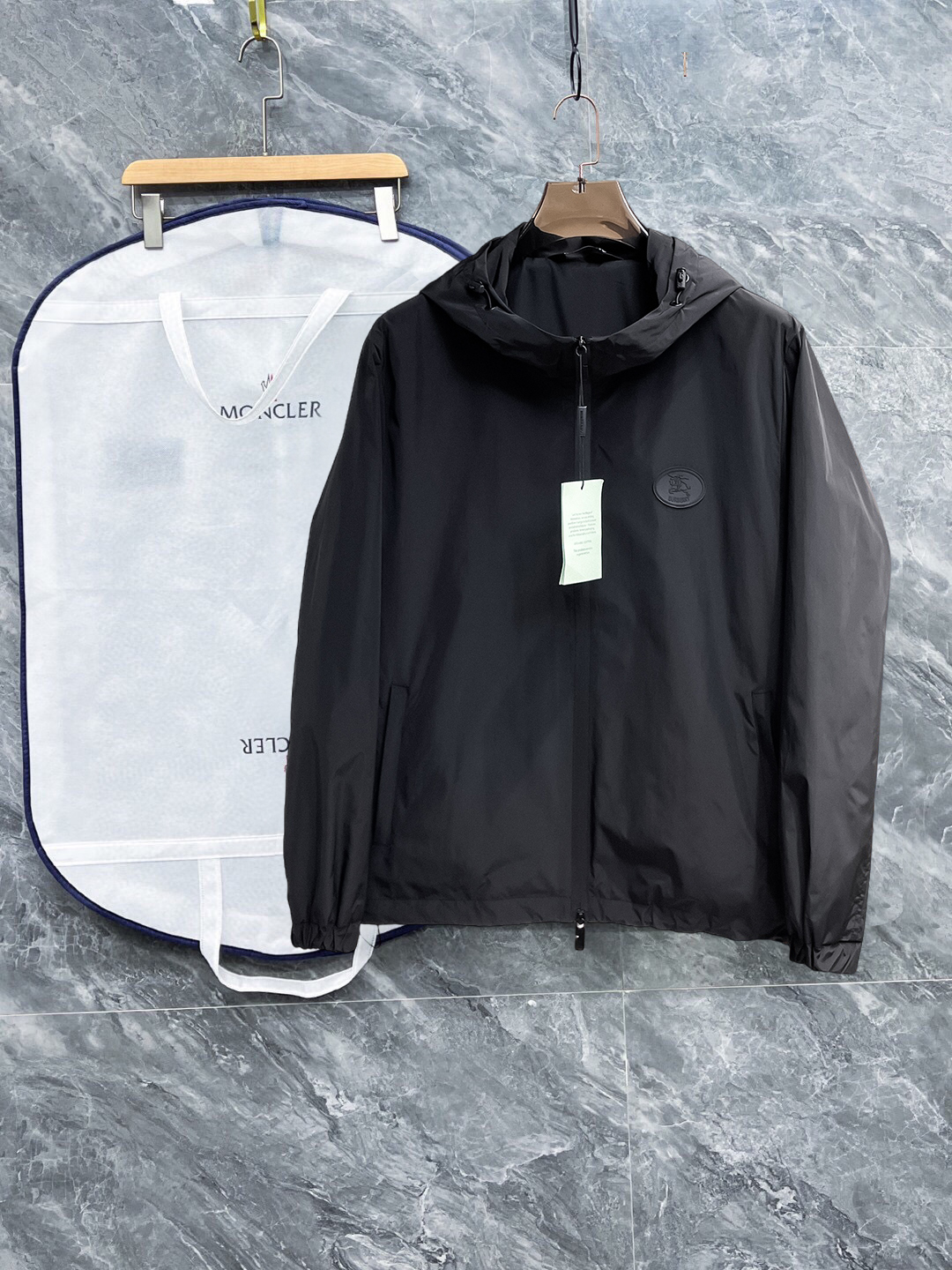 NO:528320,Burberry's official website is the same model, released in advance!  2025ss autumn new men's jacket, original single three-standard full high-end version!  With hidden hat, customized fabric for counter, high breathability and comfort, impeccable details, brand element design concept, reflecting high quality. The feel is delicate and soft!  It is casually cut, with a great upper body style!  The size M~3XL, the maximum wear is 195 catties., burberry, jackets & coats, jackets & coats, hats, alexander wang19860909巴宝莉 官网同款,提前发售！2025ss秋季新款男士夹克外套,原单三标齐全高端版本！带隐藏帽,专柜定制面料 透气舒适度高,细节无可挑剔,品牌元素设计理念,体现高品质.手感细腻柔软！呈现休闲裁剪,上身版型超赞！码数M～3XL,最大穿195斤.,,burberry,jackets & coats,jackets & coats,hats,alexander wang,Men's clothing