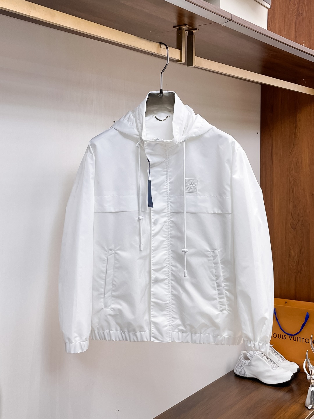 NO:612189,Same style as on LV official website, on sale in advance!  2025ss autumn new men's jacket, original three-standard high-end version!  With hidden hood, custom-made fabrics at the counter, highly breathable and comfortable, impeccable details, brand element design concept, reflecting high quality. It feels delicate and soft!  It presents a casual cut and the upper body shape is awesome!  Size M～3XL, maximum wear is 195kg.,,louis vuitton,jackets & coats,jackets & coats,hats,alexander wang19860909LV 官网同款,提前发售！2025ss秋季新款男士夹克外套,原单三标齐全高端版本！带隐藏帽,专柜定制面料 透气舒适度高,细节无可挑剔,品牌元素设计理念,体现高品质.手感细腻柔软！呈现休闲裁剪,上身版型超赞！码数M～3XL,最大穿195斤.,,louis vuitton,jackets & coats,jackets & coats,hats,alexander wang,Men's clothing