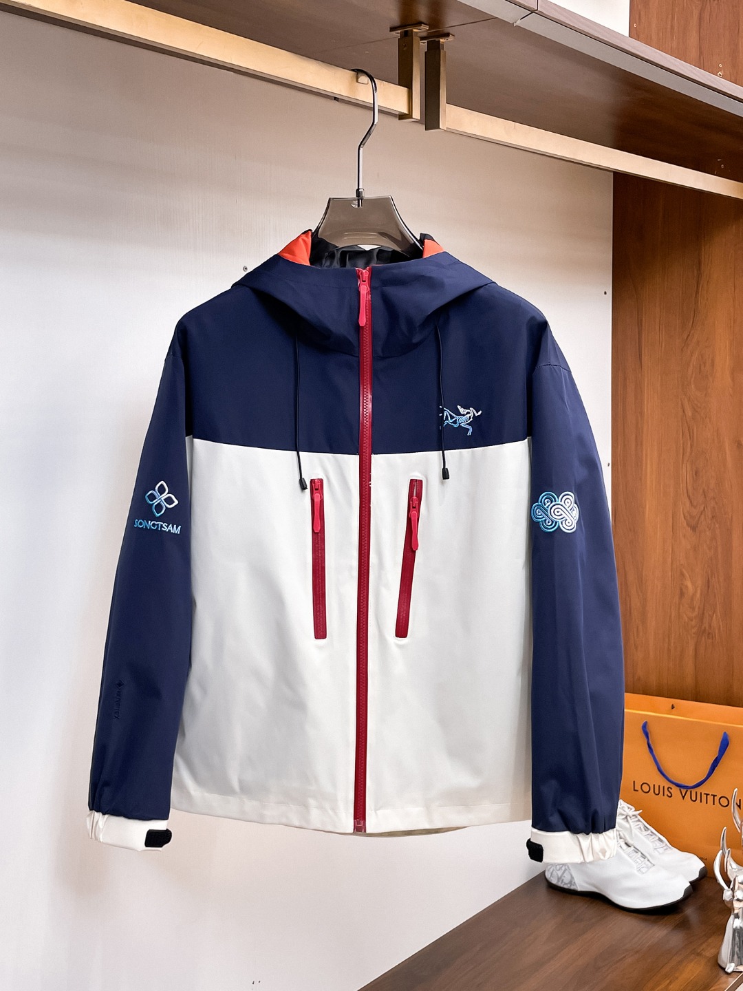 NO:612193,Same style as Arc’teryx official website, on sale in advance!  2025ss autumn new men's jacket, original three-standard high-end version!  With hidden hood, custom-made fabrics at the counter, highly breathable and comfortable, impeccable details, brand element design concept, reflecting high quality. It feels delicate and soft!  It presents a casual cut and the upper body shape is awesome!  Size M～3XL, maximum wearing capacity is 195 catties.,arc'teryx,jackets & coats,jackets & coats,hats,alexander wang19860909始祖鸟 官网同款,提前发售！2025ss秋季新款男士夹克外套,原单三标齐全高端版本！带隐藏帽,专柜定制面料 透气舒适度高,细节无可挑剔,品牌元素设计理念,体现高品质.手感细腻柔软！呈现休闲裁剪,上身版型超赞！码数M～3XL,最大穿195斤.,arc'teryx,jackets & coats,jackets & coats,hats,alexander wang,Men's clothing