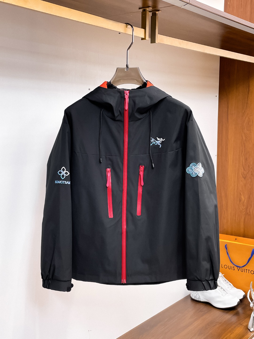 NO:612197,The same model is available on Arc’teryx official website, on sale in advance!  2025ss autumn new men's jacket, original three-standard high-end version!  With hidden hood, custom-made fabrics at the counter, highly breathable and comfortable, impeccable details, brand element design concept, reflecting high quality. It feels delicate and soft!  It presents a casual cut and the upper body shape is awesome!  Size M～3XL, maximum wearing capacity is 195 catties.,arc'teryx,jackets & coats,jackets & coats,hats,alexander wang19860909始祖鸟官网同款,提前发售！2025ss秋季新款男士夹克外套,原单三标齐全高端版本！带隐藏帽,专柜定制面料 透气舒适度高,细节无可挑剔,品牌元素设计理念,体现高品质.手感细腻柔软！呈现休闲裁剪,上身版型超赞！码数M～3XL,最大穿195斤.,arc'teryx,jackets & coats,jackets & coats,hats,alexander wang,Men's clothing