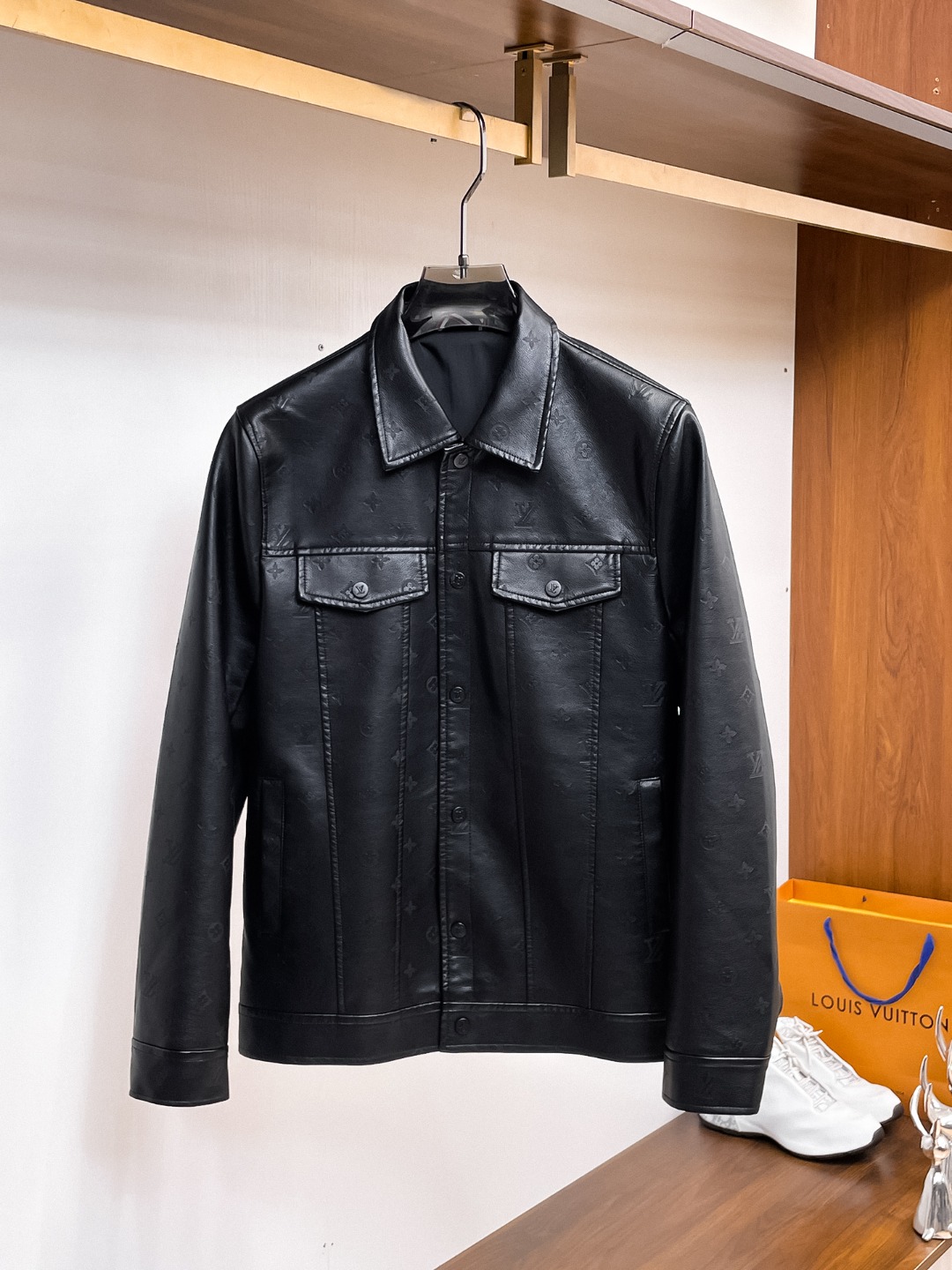 NO:612201,LV 2025 Autumn Leather Counter New Casual Fashion Jacket. Super avant-garde design style. Delicate and comfortable. Very light to wear and not easy to wrinkle. Multiple craftsmanship. The overall design is quite visual. The upper body is casual and stylish, with a certain degree of stiffness. It is definitely at the forefront of fashion. It is recommended for urban leisure. Size M-XXXL (175 140 catties wears L and the maximum wear is 200 catties),, Louis Vuitton, jackets &  coats,leather jacket,alexander wang19860909LV 2025秋季皮衣专柜新款休闲时尚夹克 超前卫设计风格 细腻舒适 穿着非常轻便不易起皱.多重重工艺 整体的设计颇具视觉感,上身休闲有型,有一定的挺括度,绝对走在时尚最尖端的气质感推荐,都市休闲必备.尺码 M-XXXL(175 140斤穿L 最大穿200斤),,louis vuitton,jackets & coats,leather jacket,alexander wang,Men's clothing