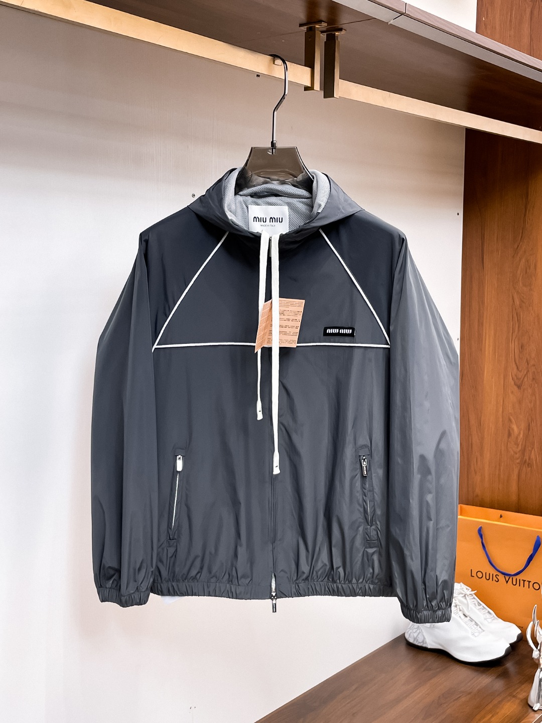 NO:612205,The same style on the miumiu official website, on sale in advance!  2025ss autumn new men's jacket, original three-standard high-end version!  With hidden hood, custom-made fabrics at the counter, highly breathable and comfortable, impeccable details, brand element design concept, reflecting high quality. It feels delicate and soft!  It presents a casual cut and the upper body shape is awesome!  Size M～3XL, maximum wear is 195kg.,,miumiu,jackets & coats,jackets & coats,hats,alexander wang19860909miumiu 官网同款,提前发售！2025ss秋季新款男士夹克外套,原单三标齐全高端版本！带隐藏帽,专柜定制面料 透气舒适度高,细节无可挑剔,品牌元素设计理念,体现高品质.手感细腻柔软！呈现休闲裁剪,上身版型超赞！码数M～3XL,最大穿195斤.,,miumiu,jackets & coats,jackets & coats,hats,alexander wang,Men's clothing