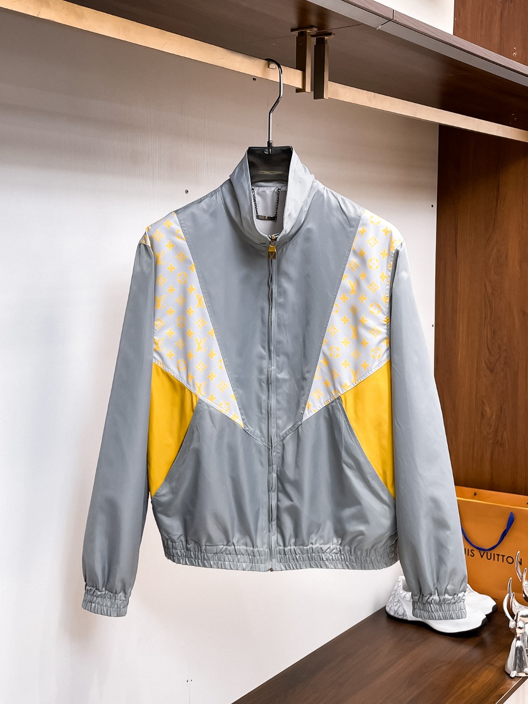 NO:612209,Same style as on LV official website, on sale in advance!  2025ss autumn new men's jacket, original three-standard high-end version!  With hidden hood, custom-made fabrics at the counter, highly breathable and comfortable, impeccable details, brand element design concept, reflecting high quality. It feels delicate and soft!  It presents a casual cut and the upper body shape is awesome!  Size M～3XL, maximum wear is 195kg.,,louis vuitton,jackets & coats,jackets & coats,hats,alexander wang19860909LV 官网同款,提前发售！2025ss秋季新款男士夹克外套,原单三标齐全高端版本！带隐藏帽,专柜定制面料 透气舒适度高,细节无可挑剔,品牌元素设计理念,体现高品质.手感细腻柔软！呈现休闲裁剪,上身版型超赞！码数M～3XL,最大穿195斤.,,louis vuitton,jackets & coats,jackets & coats,hats,alexander wang,Men's clothing