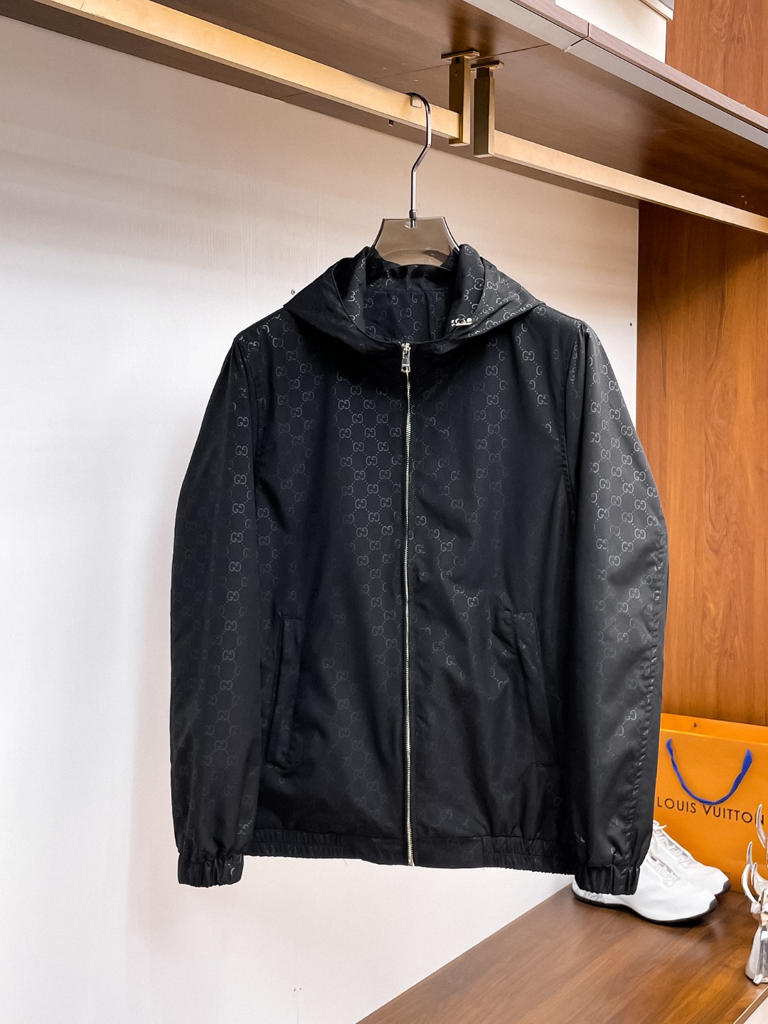 NO:612169,Same style as Gucci official website, on sale in advance!  2025ss autumn new men's jacket, original three-standard high-end version!  With hidden hood, custom-made fabrics at the counter, highly breathable and comfortable, impeccable details, brand element design concept, reflecting high quality. It feels delicate and soft!  It presents a casual cut and the upper body shape is awesome!  Size M～3XL, maximum wear is 195kg.,,jackets & coats,jackets & coats,hats,alexander wang19860909古奇 官网同款,提前发售！2025ss秋季新款男士夹克外套,原单三标齐全高端版本！带隐藏帽,专柜定制面料 透气舒适度高,细节无可挑剔,品牌元素设计理念,体现高品质.手感细腻柔软！呈现休闲裁剪,上身版型超赞！码数M～3XL,最大穿195斤.,,jackets & coats,jackets & coats,hats,alexander wang,Men's clothing