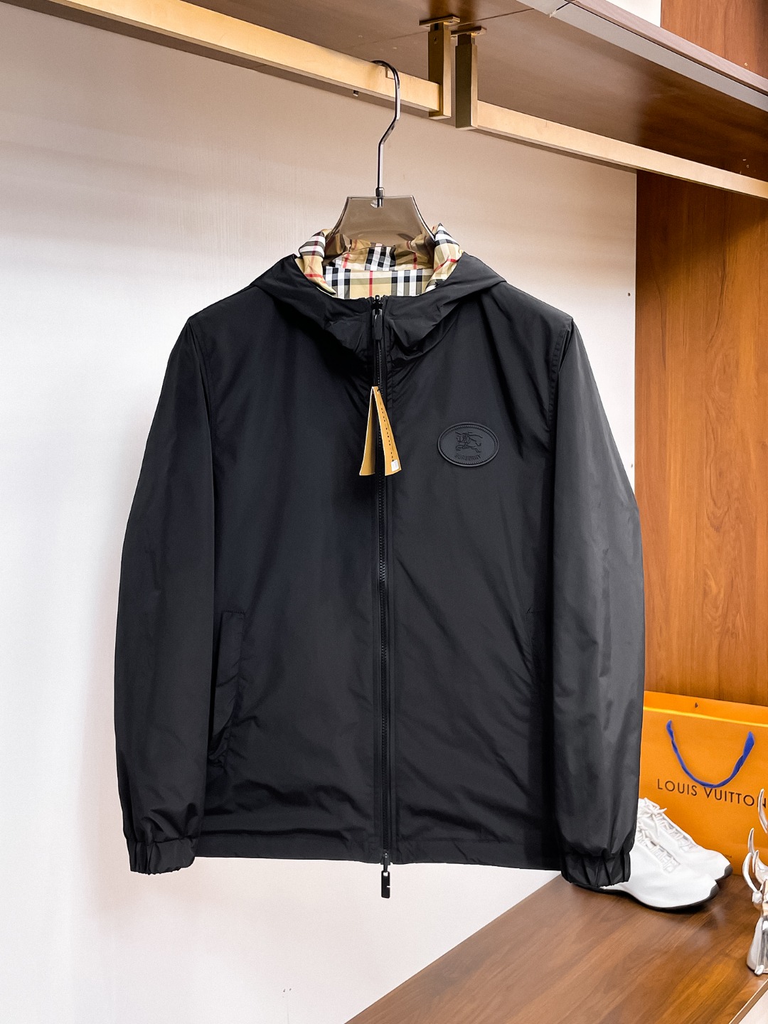 NO:612184,Same style as Burberry official website, on sale in advance!  2025ss autumn new men's jacket, original three-standard high-end version!  With hidden hood, custom-made fabrics at the counter, highly breathable and comfortable, impeccable details, brand element design concept, reflecting high quality. It feels delicate and soft!  It presents a casual cut and the upper body shape is awesome!  Size M～3XL, maximum wear is 195kg.,,burberry,jackets & coats,jackets & coats,hats,alexander wang19860909巴宝莉 官网同款,提前发售！2025ss秋季新款男士夹克外套,原单三标齐全高端版本！带隐藏帽,专柜定制面料 透气舒适度高,细节无可挑剔,品牌元素设计理念,体现高品质.手感细腻柔软！呈现休闲裁剪,上身版型超赞！码数M～3XL,最大穿195斤.,,burberry,jackets & coats,jackets & coats,hats,alexander wang,Men's clothing