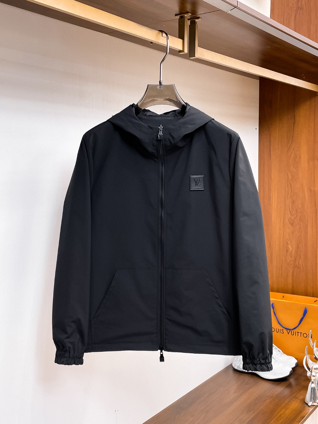 NO:612179,Same style as on LV official website, on sale in advance!  2025ss autumn new men's jacket, original three-standard high-end version!  With hidden hood, custom-made fabrics at the counter, highly breathable and comfortable, impeccable details, brand element design concept, reflecting high quality. It feels delicate and soft!  It presents a casual cut and the upper body shape is awesome!  Size M～3XL, maximum wear is 195kg.,,louis vuitton,jackets & coats,jackets & coats,hats,alexander wang19860909LV 官网同款,提前发售！2025ss秋季新款男士夹克外套,原单三标齐全高端版本！带隐藏帽,专柜定制面料 透气舒适度高,细节无可挑剔,品牌元素设计理念,体现高品质.手感细腻柔软！呈现休闲裁剪,上身版型超赞！码数M～3XL,最大穿195斤.,,louis vuitton,jackets & coats,jackets & coats,hats,alexander wang,Men's clothing