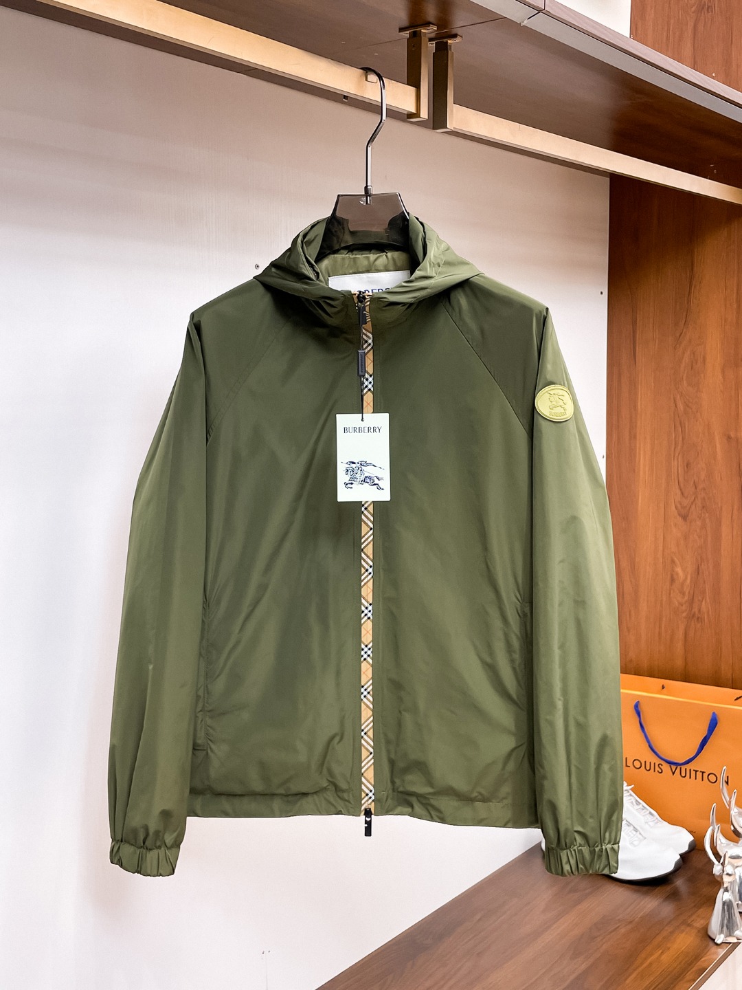 NO:612174,Same style as Burberry official website, on sale in advance!  2025ss autumn new men's jacket, original three-standard high-end version!  With hidden hood, custom-made fabrics at the counter, highly breathable and comfortable, impeccable details, brand element design concept, reflecting high quality. It feels delicate and soft!  It presents a casual cut and the upper body shape is awesome!  Size M～3XL, maximum wear is 195kg.,,burberry,jackets & coats,jackets & coats,hats,alexander wang19860909巴宝莉 官网同款,提前发售！2025ss秋季新款男士夹克外套,原单三标齐全高端版本！带隐藏帽,专柜定制面料 透气舒适度高,细节无可挑剔,品牌元素设计理念,体现高品质.手感细腻柔软！呈现休闲裁剪,上身版型超赞！码数M～3XL,最大穿195斤.,,burberry,jackets & coats,jackets & coats,hats,alexander wang,Men's clothing