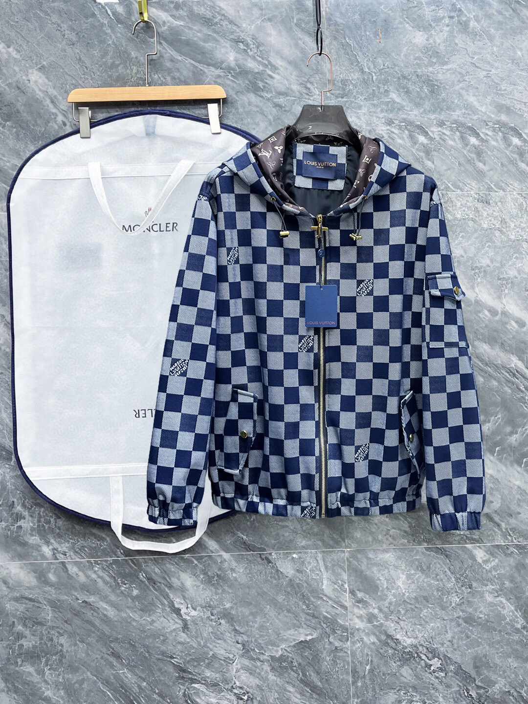 NO:529631,The same model on the official website of Lv, released in advance!  SS's autumn new men's jacket, original single three-standard full high-end version!  With hidden hat, customized fabric for counter, high breathability and comfort, impeccable details, brand element design concept, reflecting high quality. The feel is delicate and soft!  It is casually cut, with a great upper body style!  The number of code M~3XL, the maximum wear is 195 catties.,,louis vuitton, jackets & coats, jackets & coats,hats,alexander wang19860909Lv 官网同款,提前发售！ss秋季新款男士夹克外套,原单三标齐全高端版本！带隐藏帽,专柜定制面料 透气舒适度高,细节无可挑剔,品牌元素设计理念,体现高品质.手感细腻柔软！呈现休闲裁剪,上身版型超赞！码数M～3XL,最大穿195斤.,,louis vuitton,jackets & coats,jackets & coats,hats,alexander wang,Men's clothing