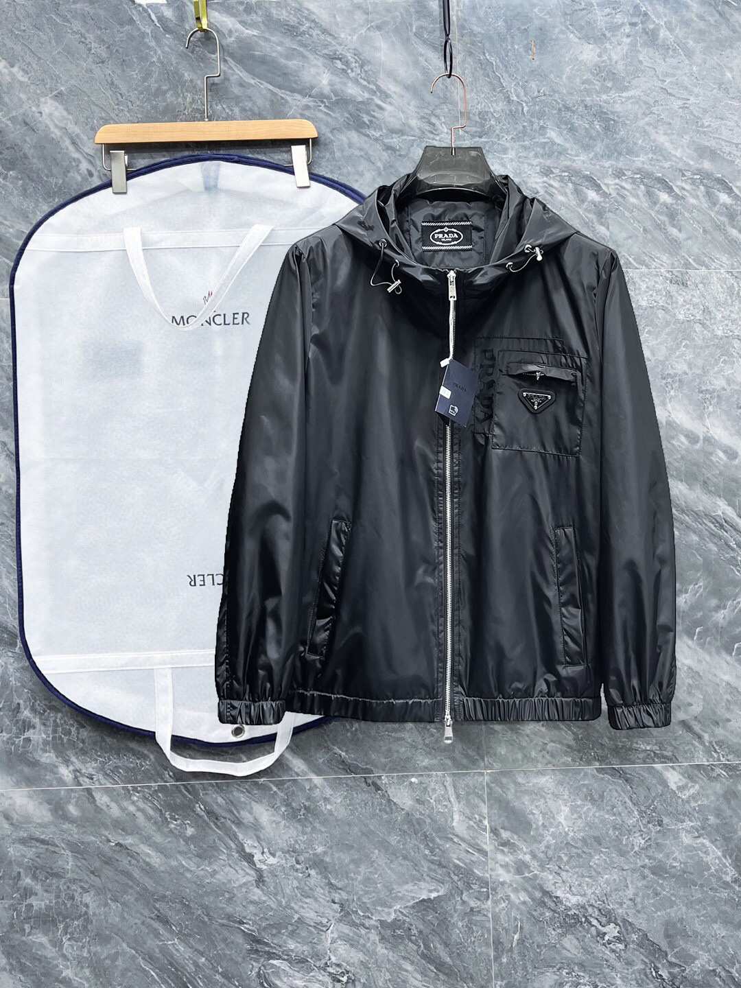 NO:529634,Prada's same model on the official website, released in advance!  SS's autumn new men's jacket, original single three-standard full high-end version!  With hidden hat, customized fabric for counter, high breathability and comfort, impeccable details, brand element design concept, reflecting high quality. The feel is delicate and soft!  It is casually cut, with a great upper body style!  The number of code M~3XL, the maximum wear is 195 catties.,,prada, jackets & coats, jackets & coats,hats,alexander wang19860909普拉达 官网同款,提前发售！ss秋季新款男士夹克外套,原单三标齐全高端版本！带隐藏帽,专柜定制面料 透气舒适度高,细节无可挑剔,品牌元素设计理念,体现高品质.手感细腻柔软！呈现休闲裁剪,上身版型超赞！码数M～3XL,最大穿195斤.,,prada,jackets & coats,jackets & coats,hats,alexander wang,Men's clothing