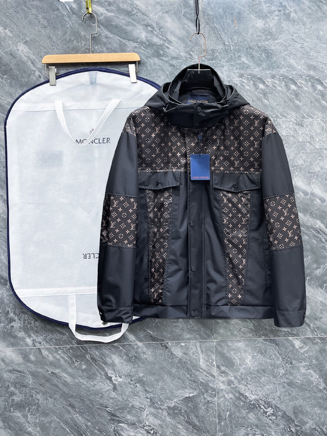 NO:529650,The same model on the official website of Lv, released in advance!  SS's autumn new men's jacket, original single three-standard full high-end version!  With hidden hat, customized fabric for counter, high breathability and comfort, impeccable details, brand element design concept, reflecting high quality. The feel is delicate and soft!  It is casually cut, with a great upper body style!  The number of code M~3XL, the maximum wear is 195 catties.,,louis vuitton, jackets & coats, jackets & coats,hats,alexander wang19860909Lv 官网同款,提前发售！ss秋季新款男士夹克外套,原单三标齐全高端版本！带隐藏帽,专柜定制面料 透气舒适度高,细节无可挑剔,品牌元素设计理念,体现高品质.手感细腻柔软！呈现休闲裁剪,上身版型超赞！码数M～3XL,最大穿195斤.,,louis vuitton,jackets & coats,jackets & coats,hats,alexander wang,Men's clothing