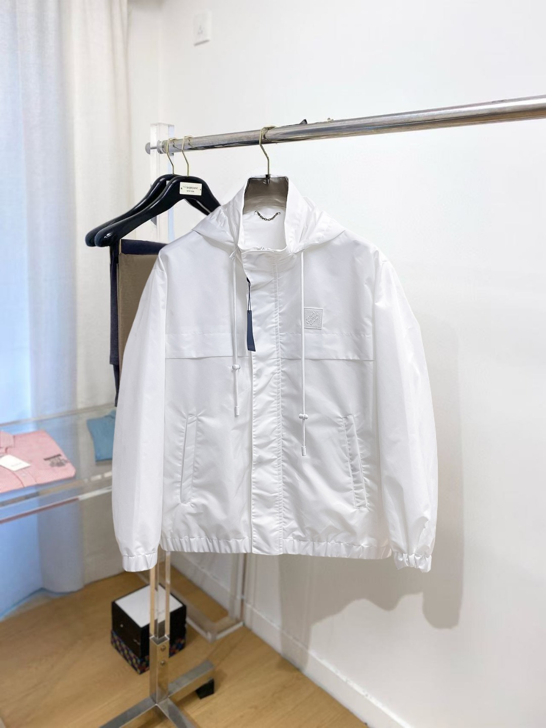 NO:529625,The same model on the official website of LV, released in advance!  SS's autumn new men's jacket, original single three-standard full high-end version!  With hidden hat, customized fabric for counter, high breathability and comfort, impeccable details, brand element design concept, reflecting high quality. The feel is delicate and soft!  It is casually cut, with a great upper body style!  The number of code M~3XL, the maximum wear is 195 catties.,,louis vuitton, jackets & coats, jackets & coats,hats,alexander wang19860909LV 官网同款,提前发售！ss秋季新款男士夹克外套,原单三标齐全高端版本！带隐藏帽,专柜定制面料 透气舒适度高,细节无可挑剔,品牌元素设计理念,体现高品质.手感细腻柔软！呈现休闲裁剪,上身版型超赞！码数M～3XL,最大穿195斤.,,louis vuitton,jackets & coats,jackets & coats,hats,alexander wang,Men's clothing