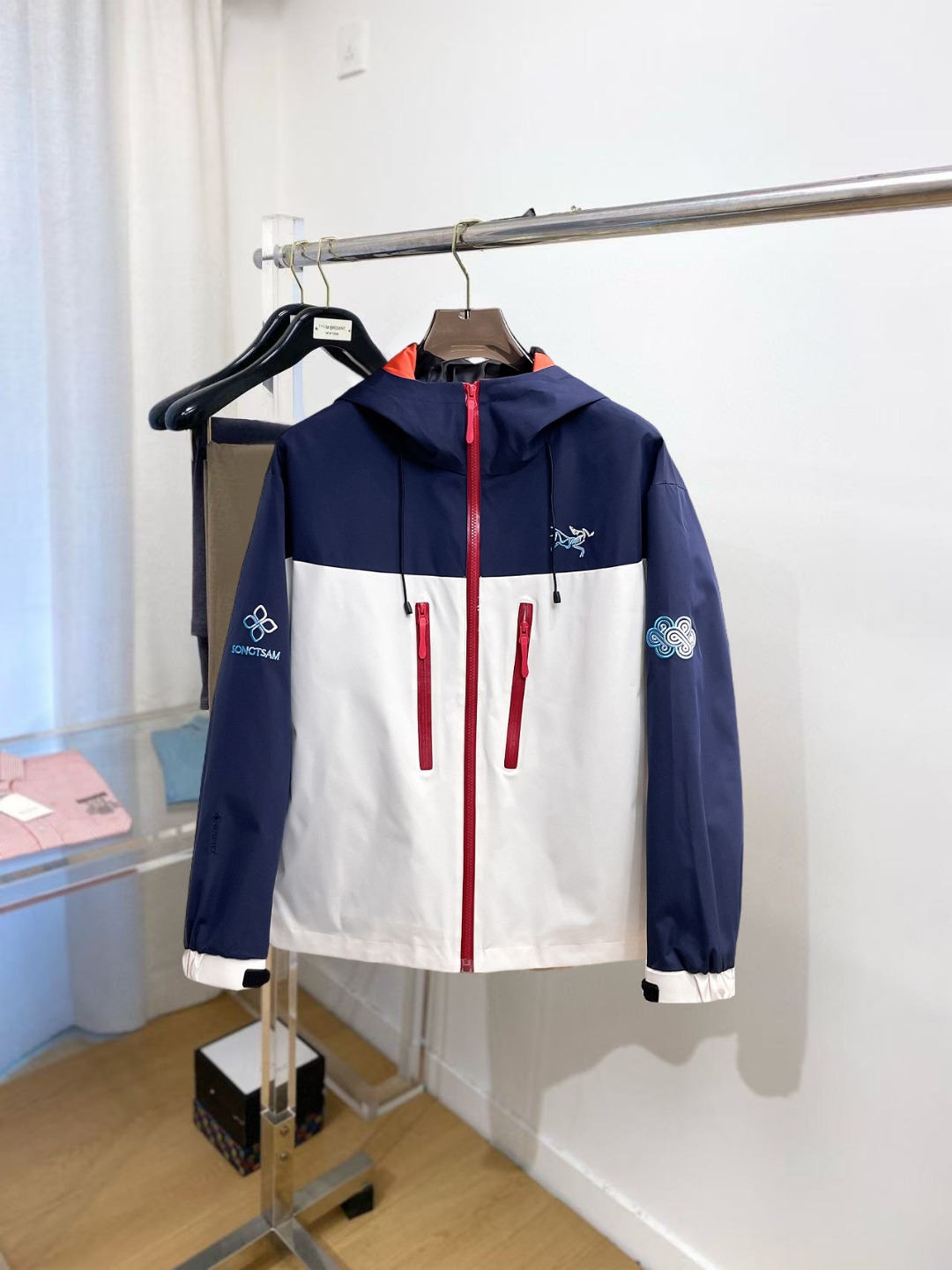 NO:529648,Archaeopteryx is the same as the official website, and is released in advance!  SS's autumn new men's jacket, original single three-standard full high-end version!  With hidden hat, customized fabric for counter, high breathability and comfort, impeccable details, brand element design concept, reflecting high quality. The feel is delicate and soft!  It is casually cut, with a great upper body style!  Number of code M~3XL, maximum wear 195 catties.,arc'teryx,jackets & coats,jackets & coats,hats,alexander wang19860909始祖鸟 官网同款,提前发售！ss秋季新款男士夹克外套,原单三标齐全高端版本！带隐藏帽,专柜定制面料 透气舒适度高,细节无可挑剔,品牌元素设计理念,体现高品质.手感细腻柔软！呈现休闲裁剪,上身版型超赞！码数M～3XL,最大穿195斤.,arc'teryx,jackets & coats,jackets & coats,hats,alexander wang,Men's clothing